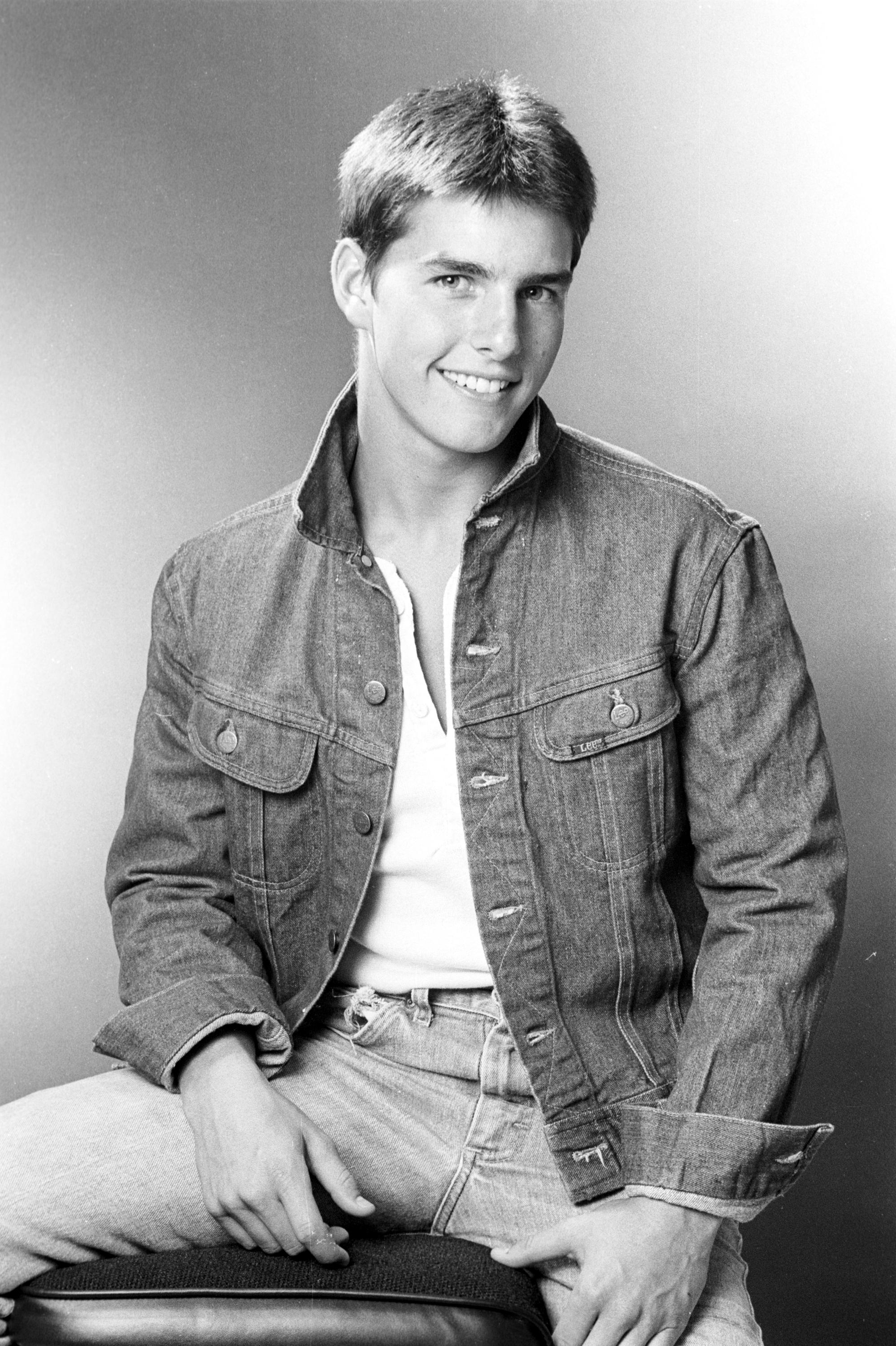 Tom Cruise posant sur une photo en noir et blanc en 1980 | Source : Getty Images