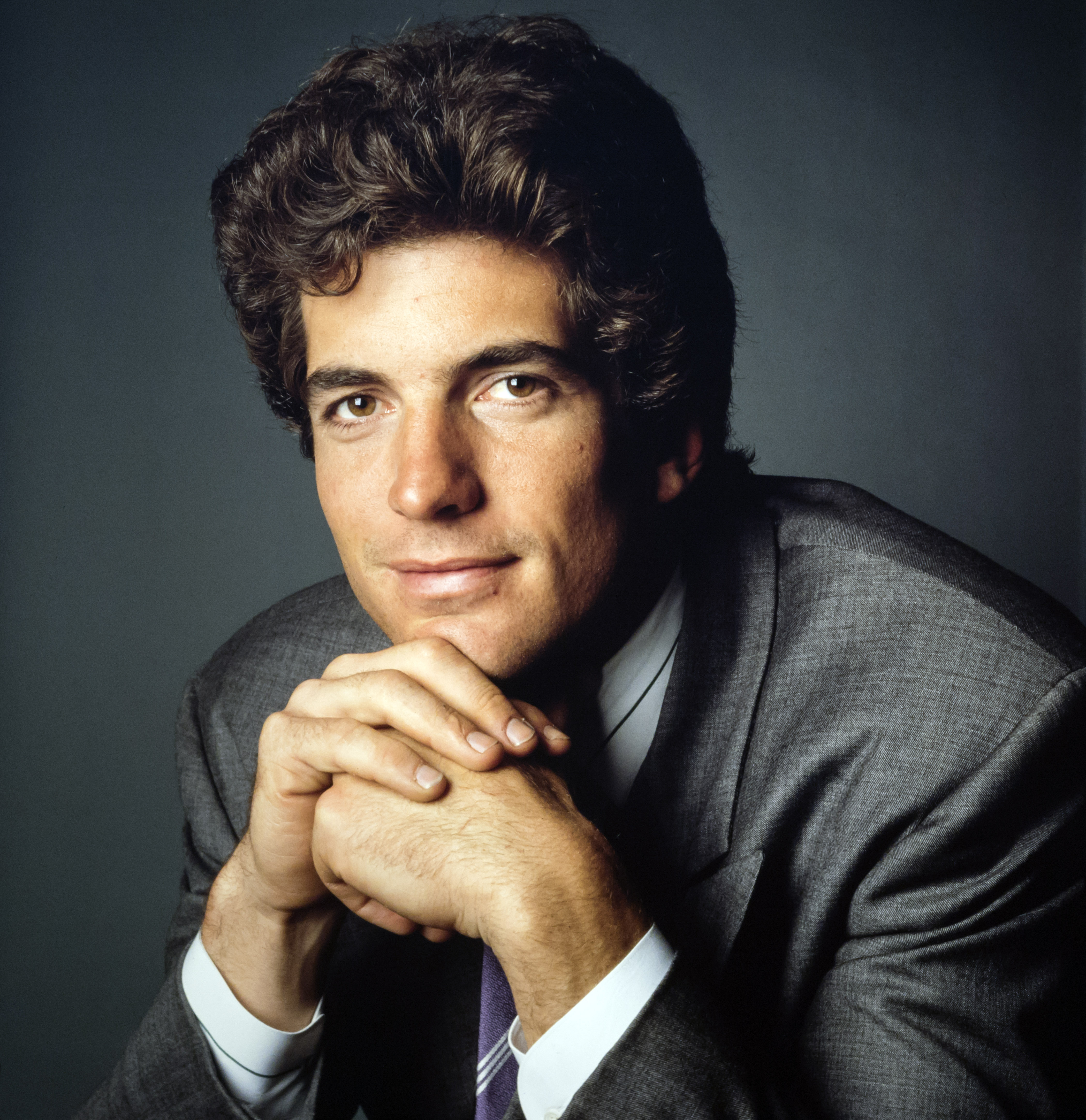 Un portrait de John F Kennedy Jr le 9 juin 1988 à New York. | Source : Getty Images