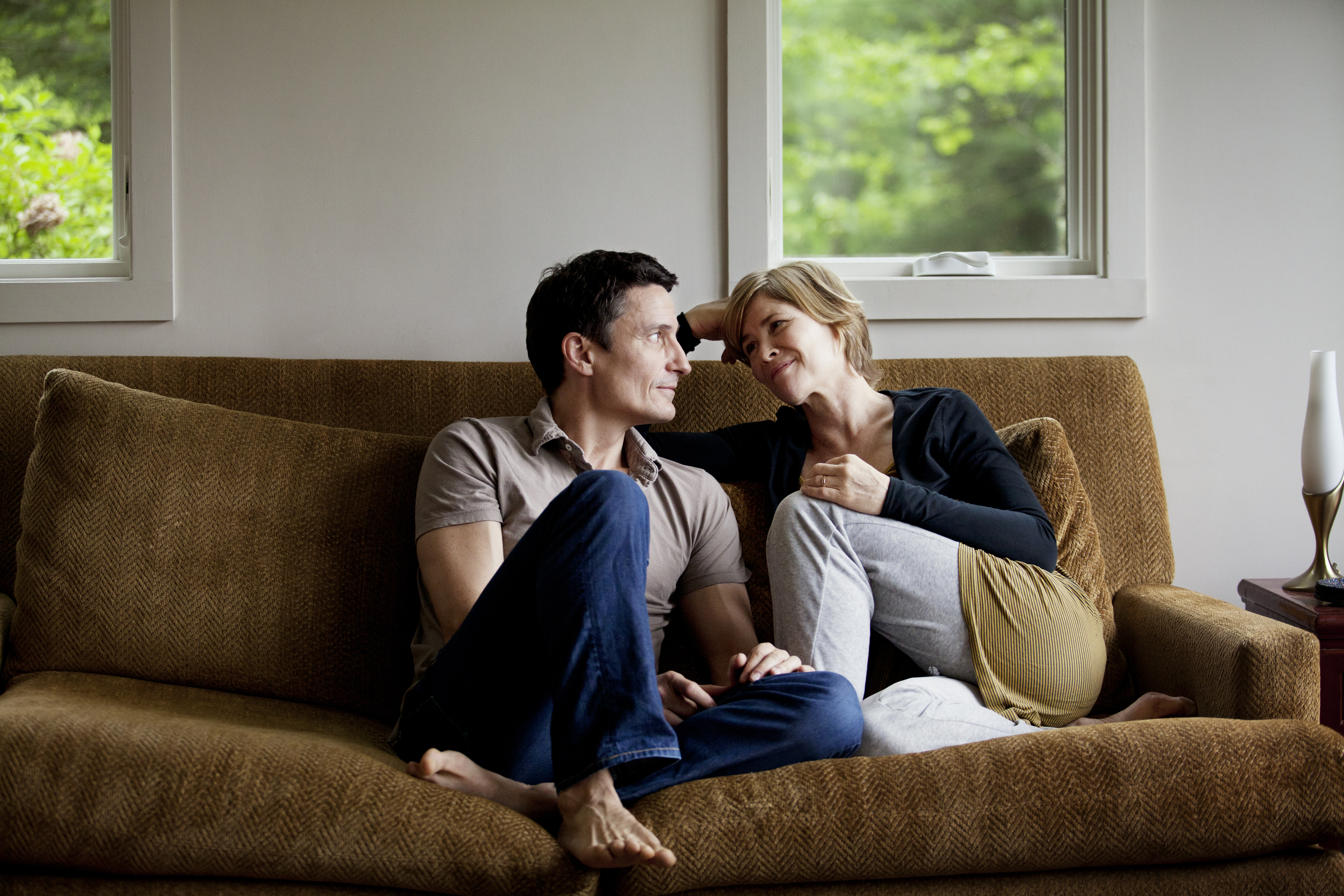 Un couple en pleine conversation | Source : Getty Images