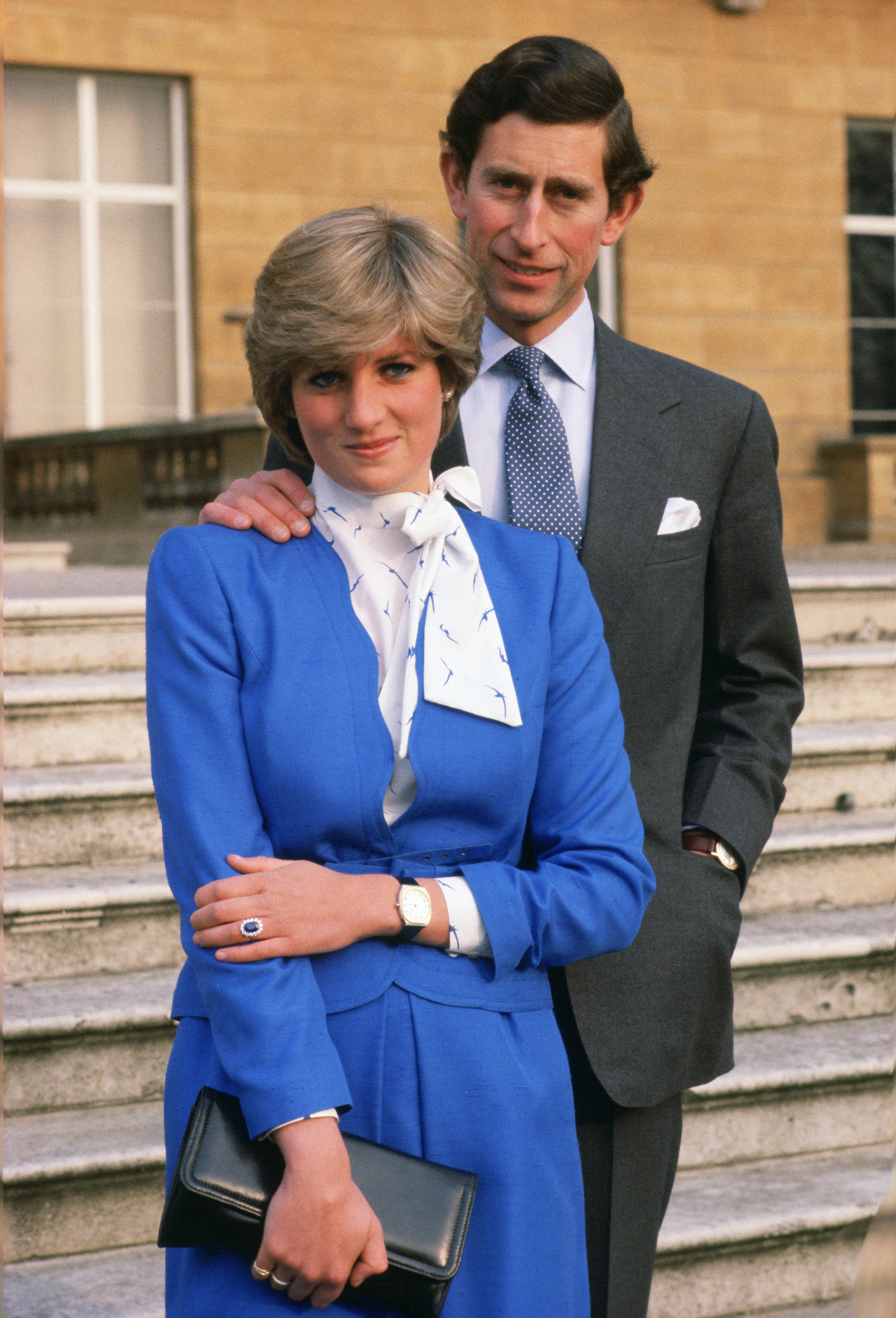 La princesse Diana et le prince Charles posent après avoir annoncé leurs fiançailles dans le parc du palais de Buckingham, le 24 février 1981. | Source : Getty Images