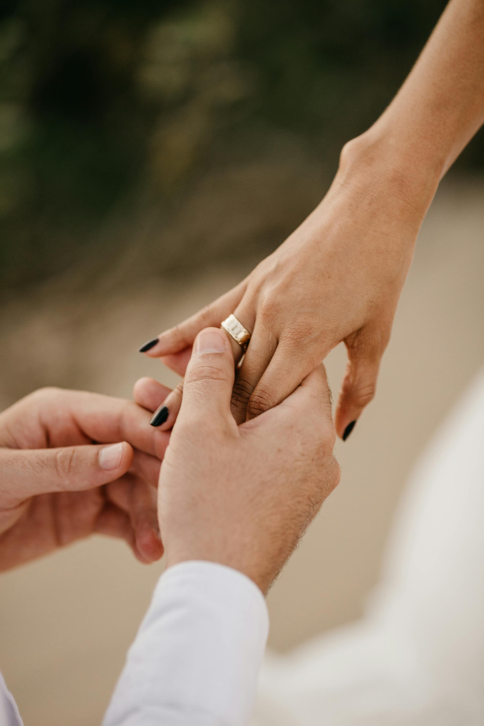 Un homme glissant une bague de fiançailles au doigt d'une femme | Source : Pexels