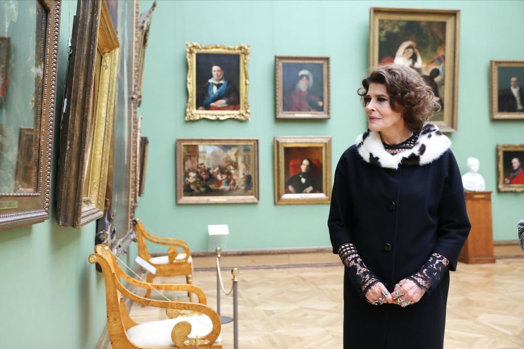 L'actrice française Fanny Ardant avant la première projection de Moscou du film "La Belle Epoque".  | Photo : Getty Images