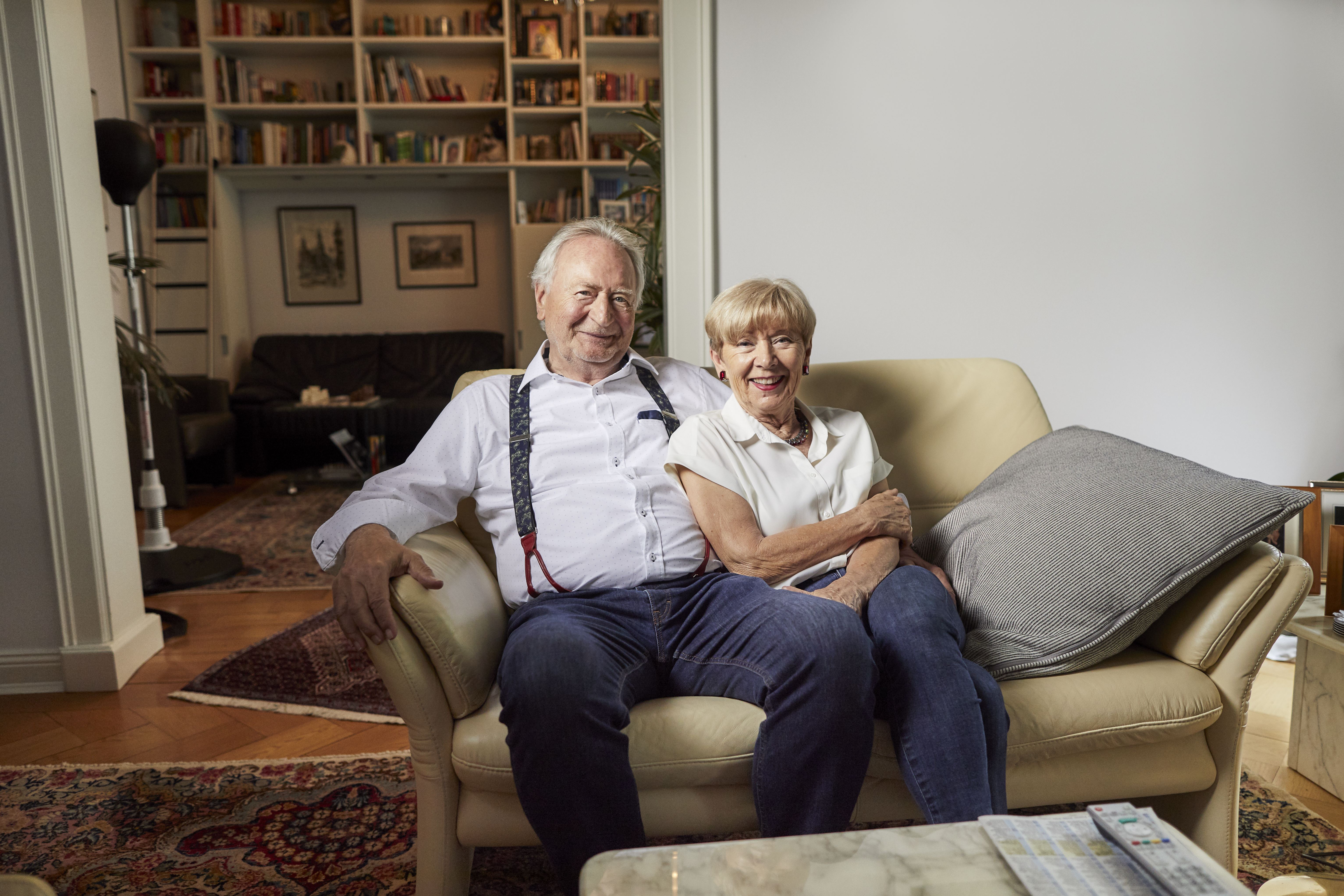 Couple âgé assis sur un canapé | Source : Getty Images