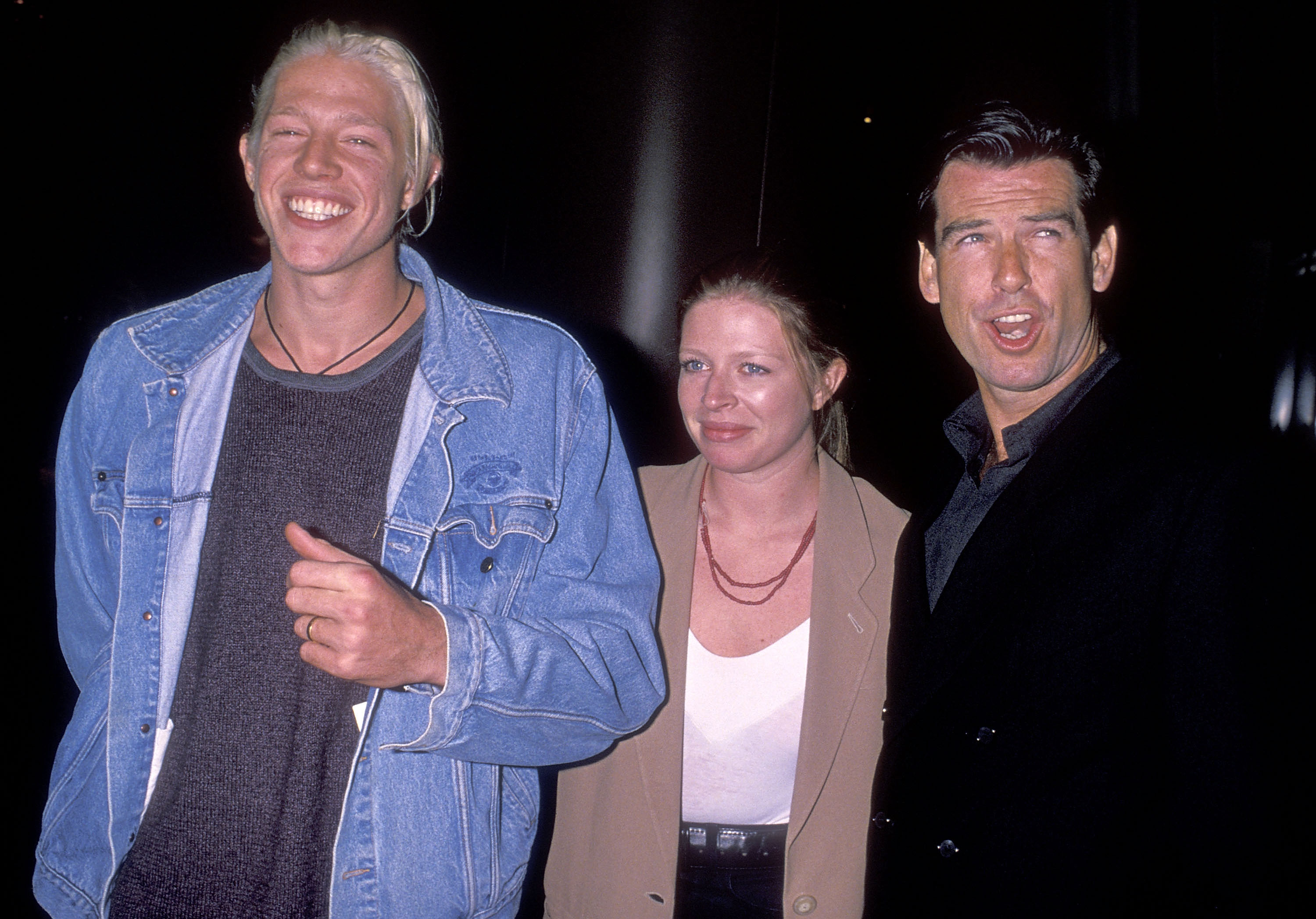 Pierce Brosnan avec ses enfants Christopher et Charlotte à la première de "Love Affair" à Hollywood en 1994 | Source : Getty Images