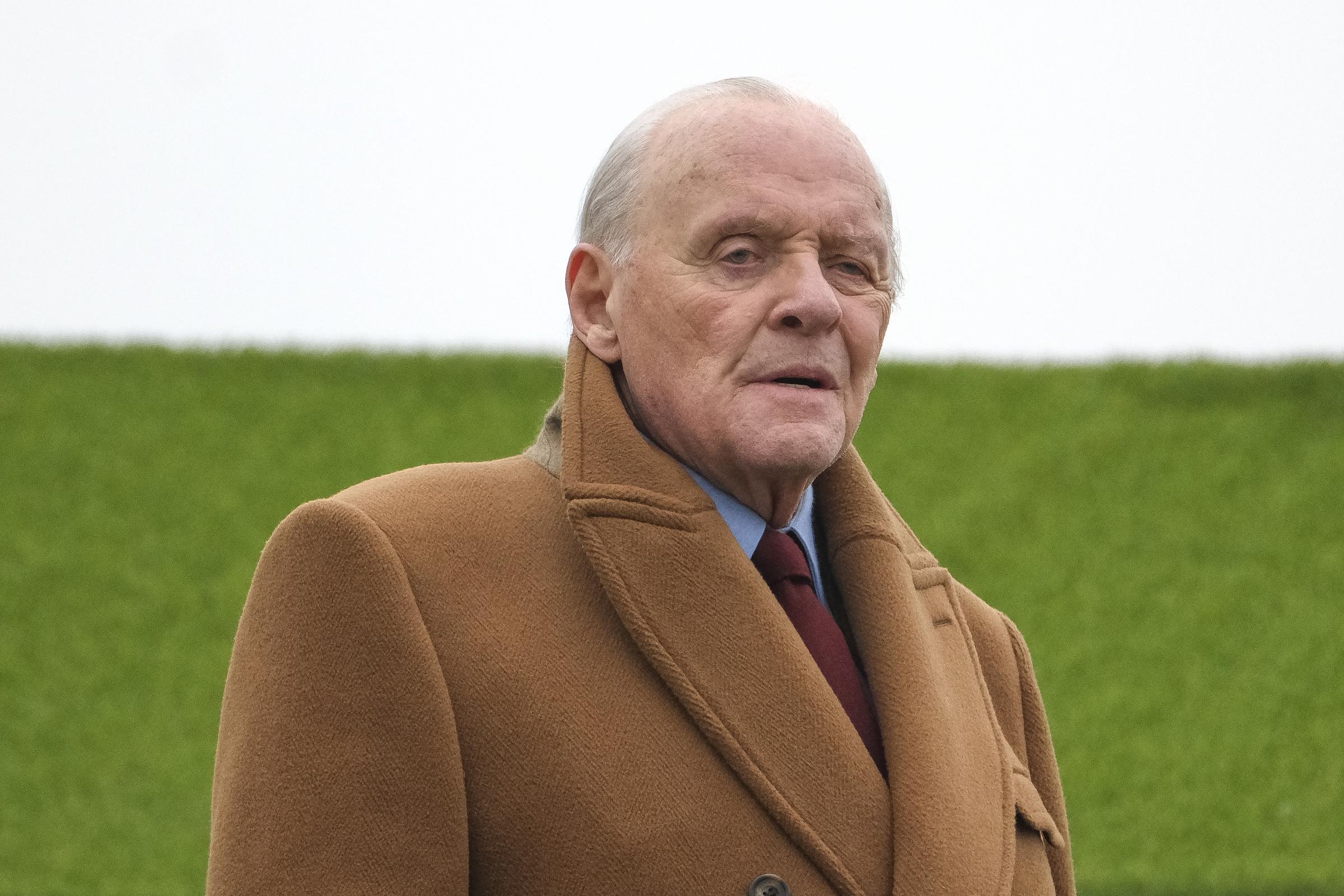 Anthony Hopkins vu en train de tourner à l'hippodrome de Sandown Park le 13 février 2025, à Esher, en Angleterre. | Source : Getty Images