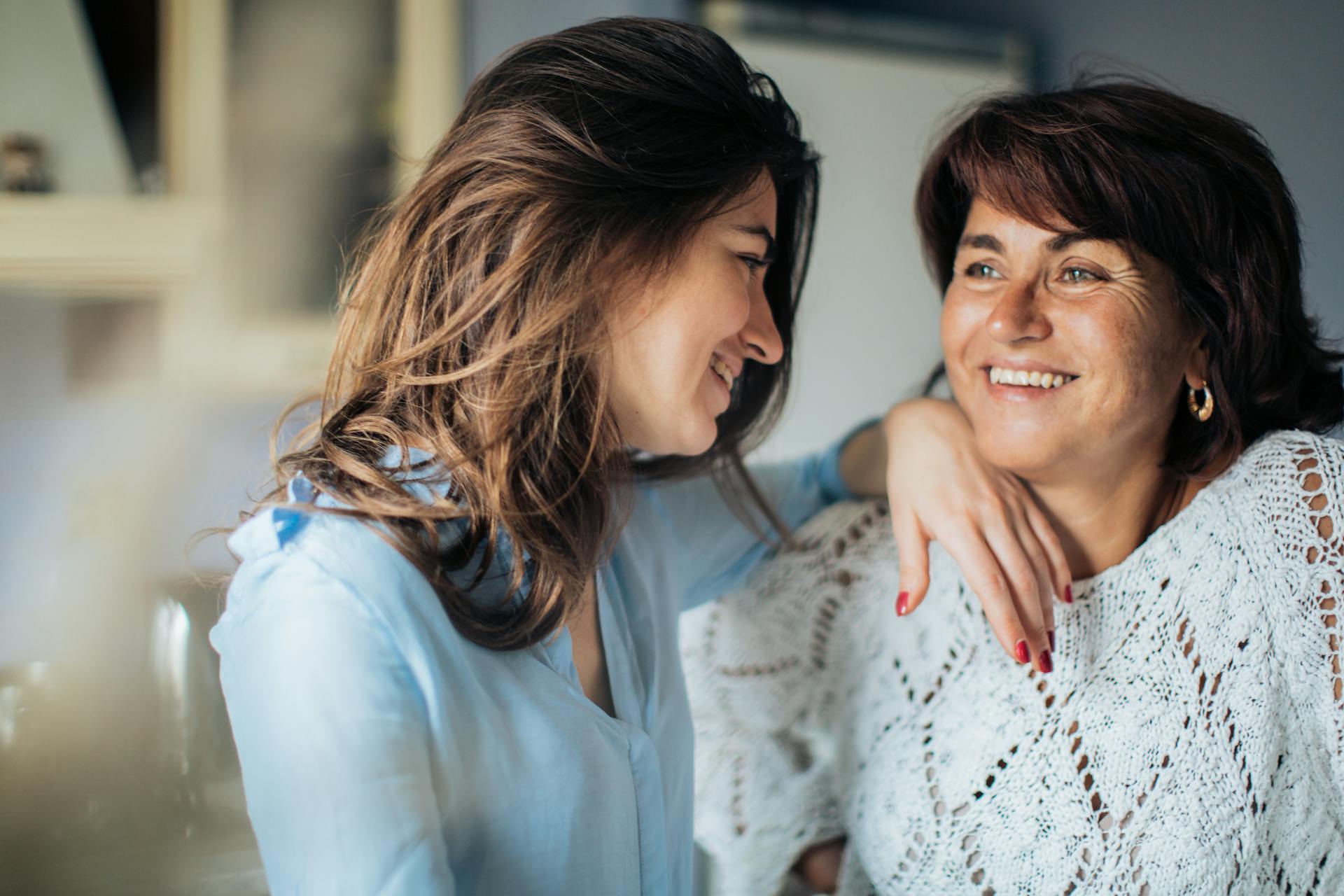 Une femme qui sourit à sa mère | Source : Pexels