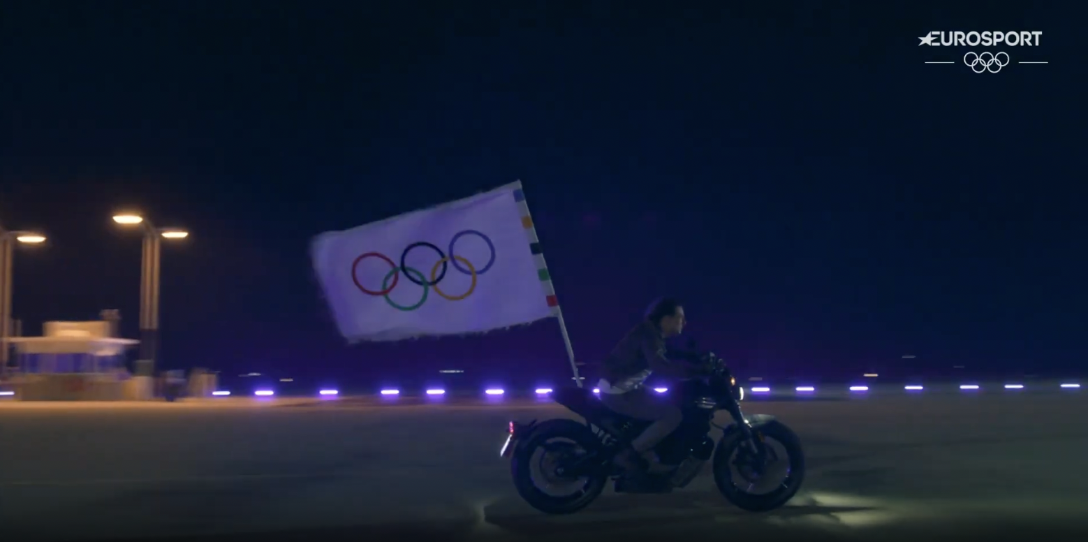 Tom Cruise partant avec le drapeau olympique, posté le 12 août 2024 | Source : YouTube/Eurosport