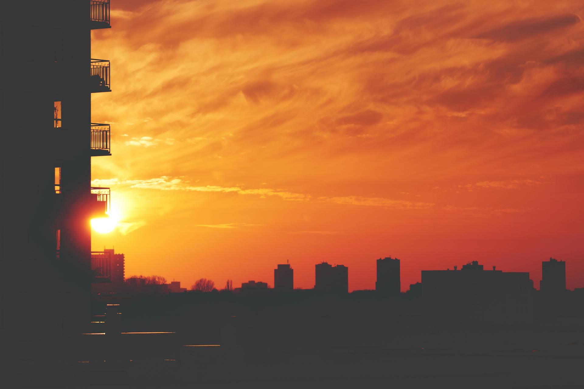 Un immeuble d'appartements avec des balcons | Source : Pexels