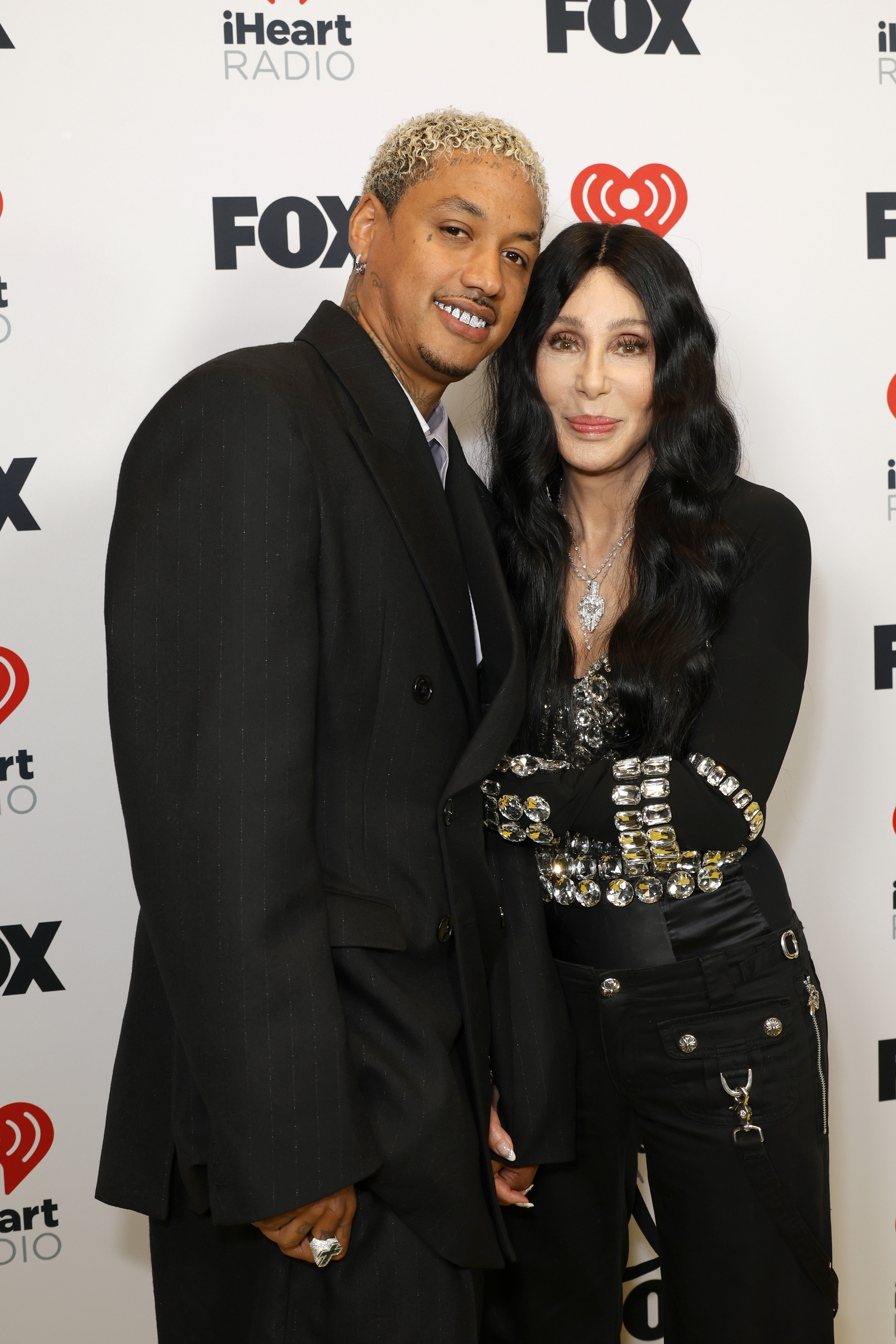 Alexander "AE" Edwards et Cher posent ensemble lors des 2024 iHeartRadio Music Awards, le 1er avril 2024, à Hollywood, en Californie. | Source : Getty Images