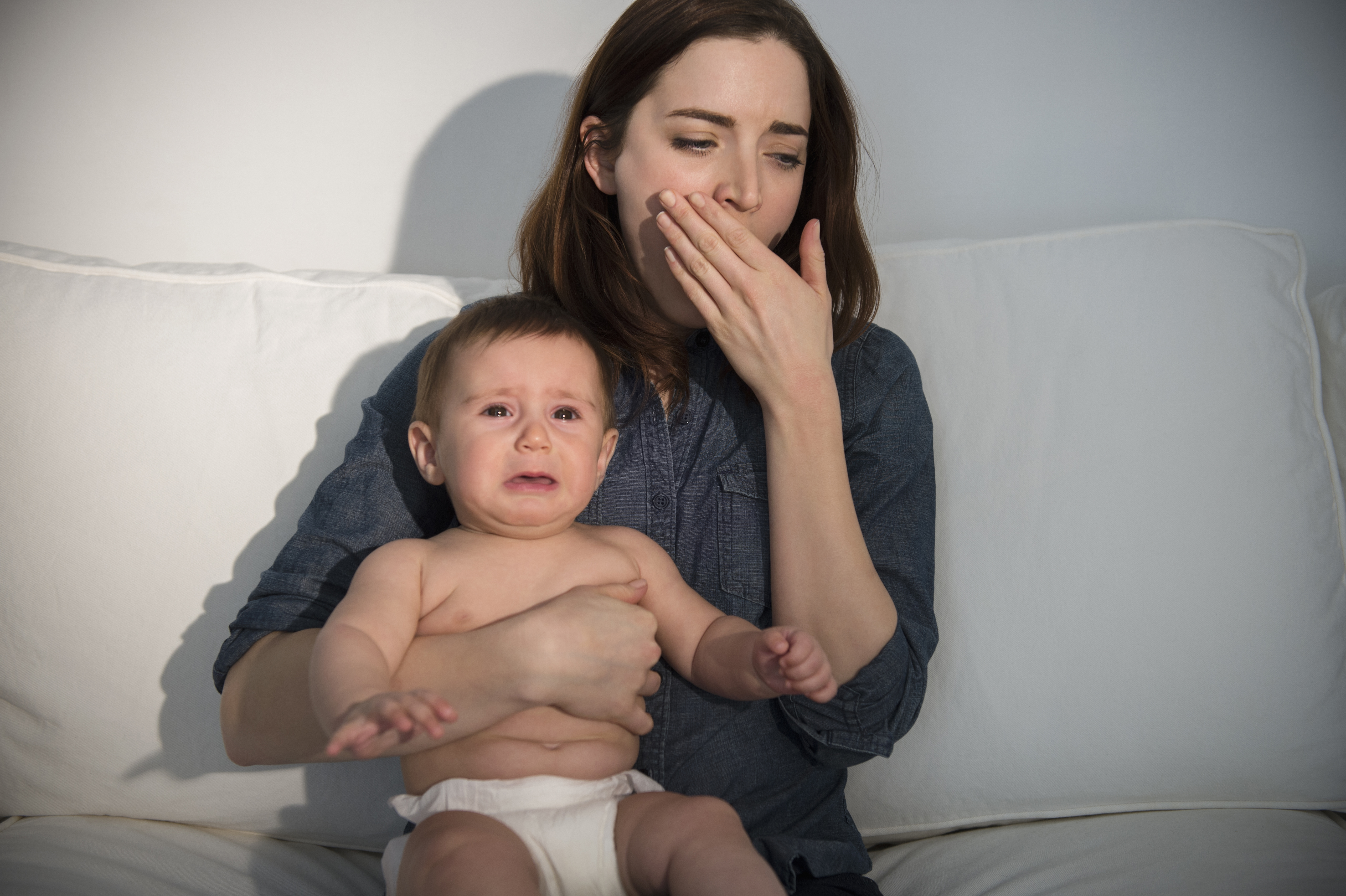 Une mère en manque de sommeil avec un bébé qui pleure | Source : Getty Images