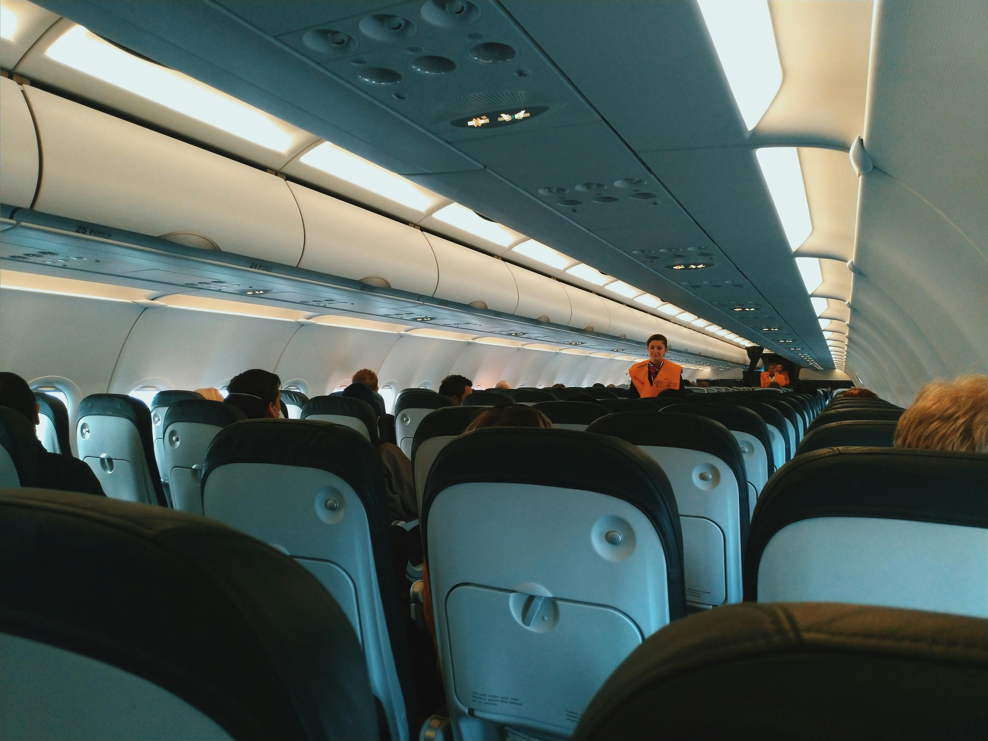 Une hôtesse de l'air marchant dans un avion | Source : Pexels