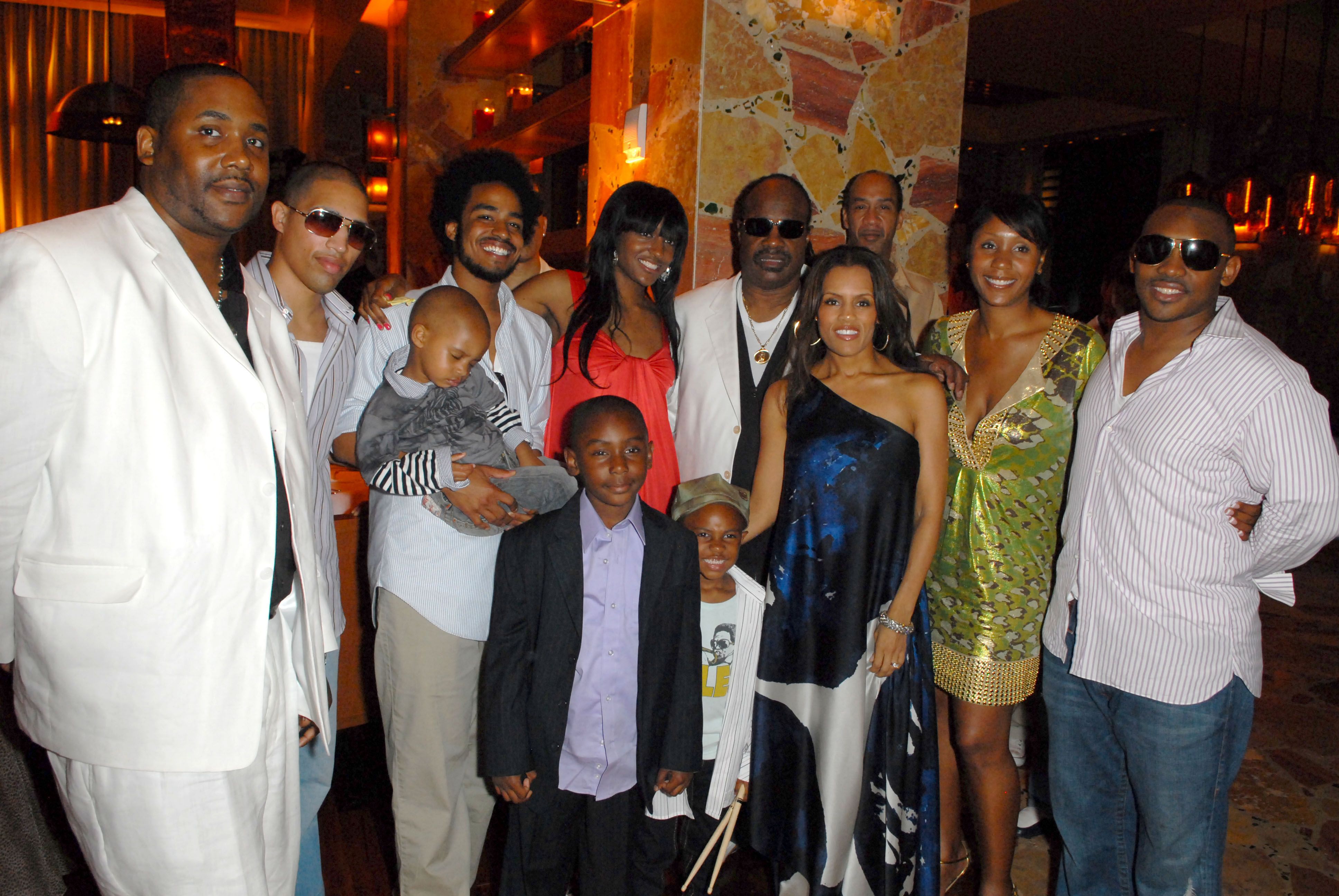 Stevie Wonder et sa famille assistent à la célébration du 57e anniversaire de Sol Kerzner au Cove Atlantis Resort sur l'île de Paradise. | Photo : Getty Images