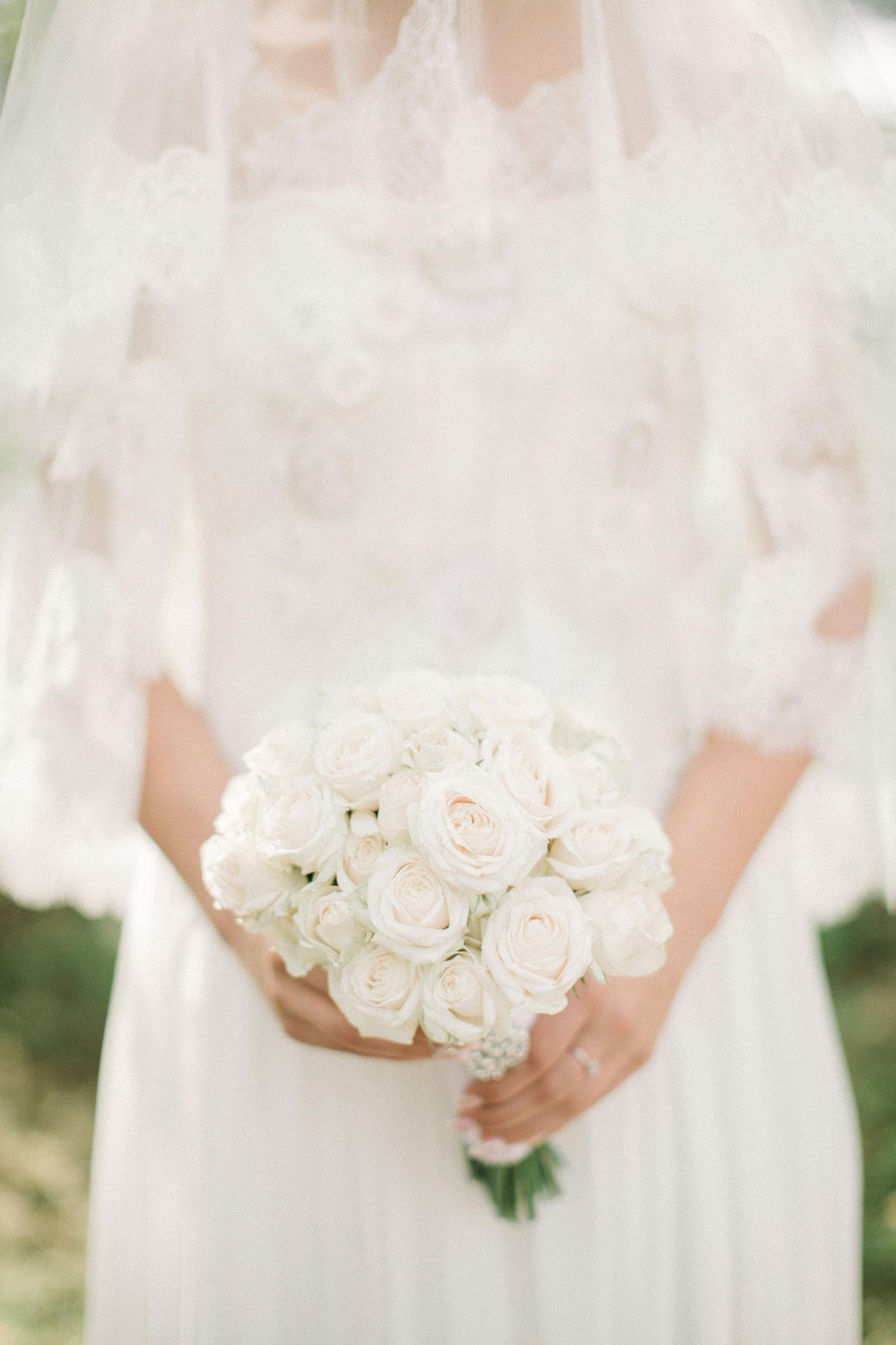 Gros plan sur une mariée tenant un bouquet | Source : Pexels