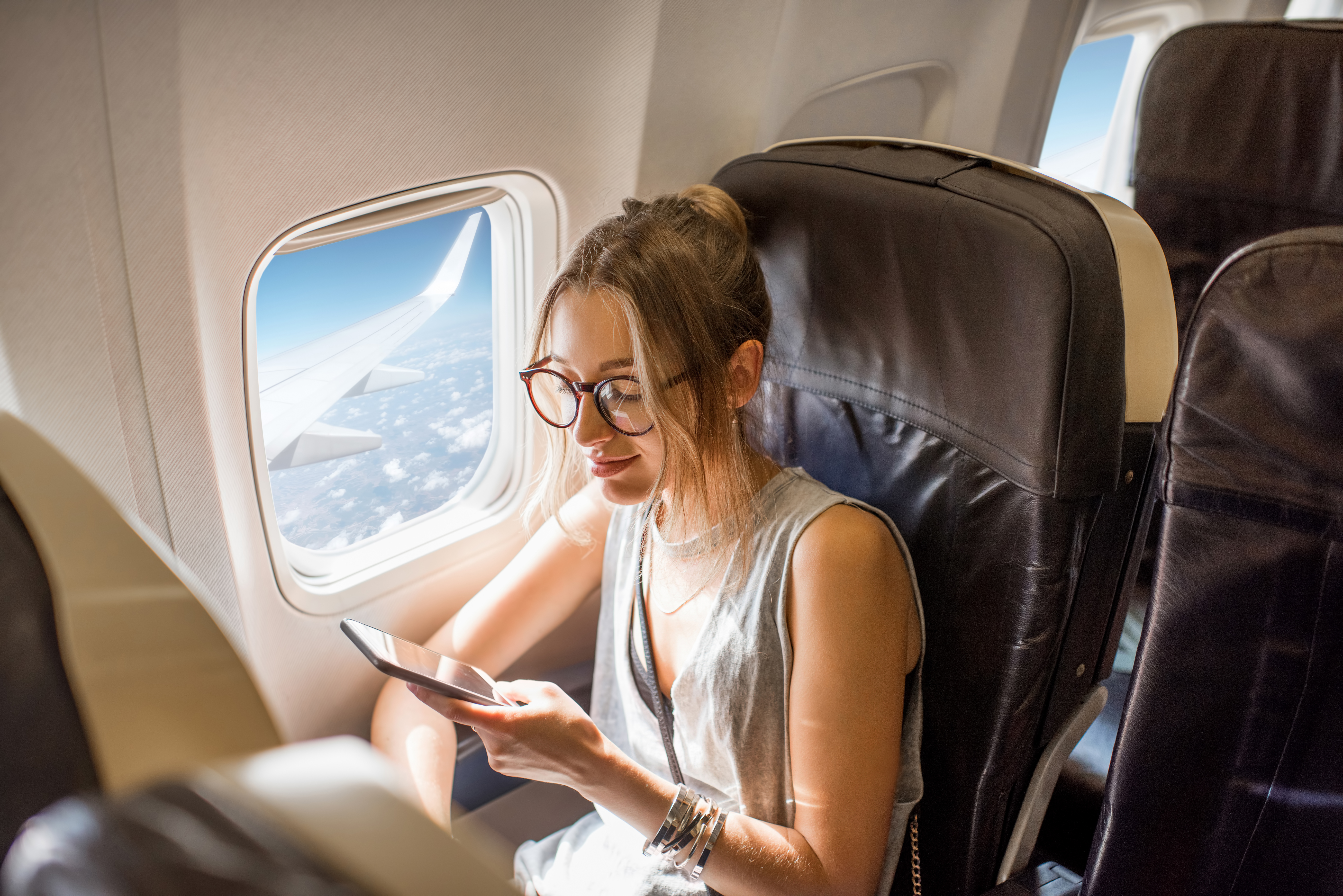 Une femme dans un avion | Source : Shutterstock