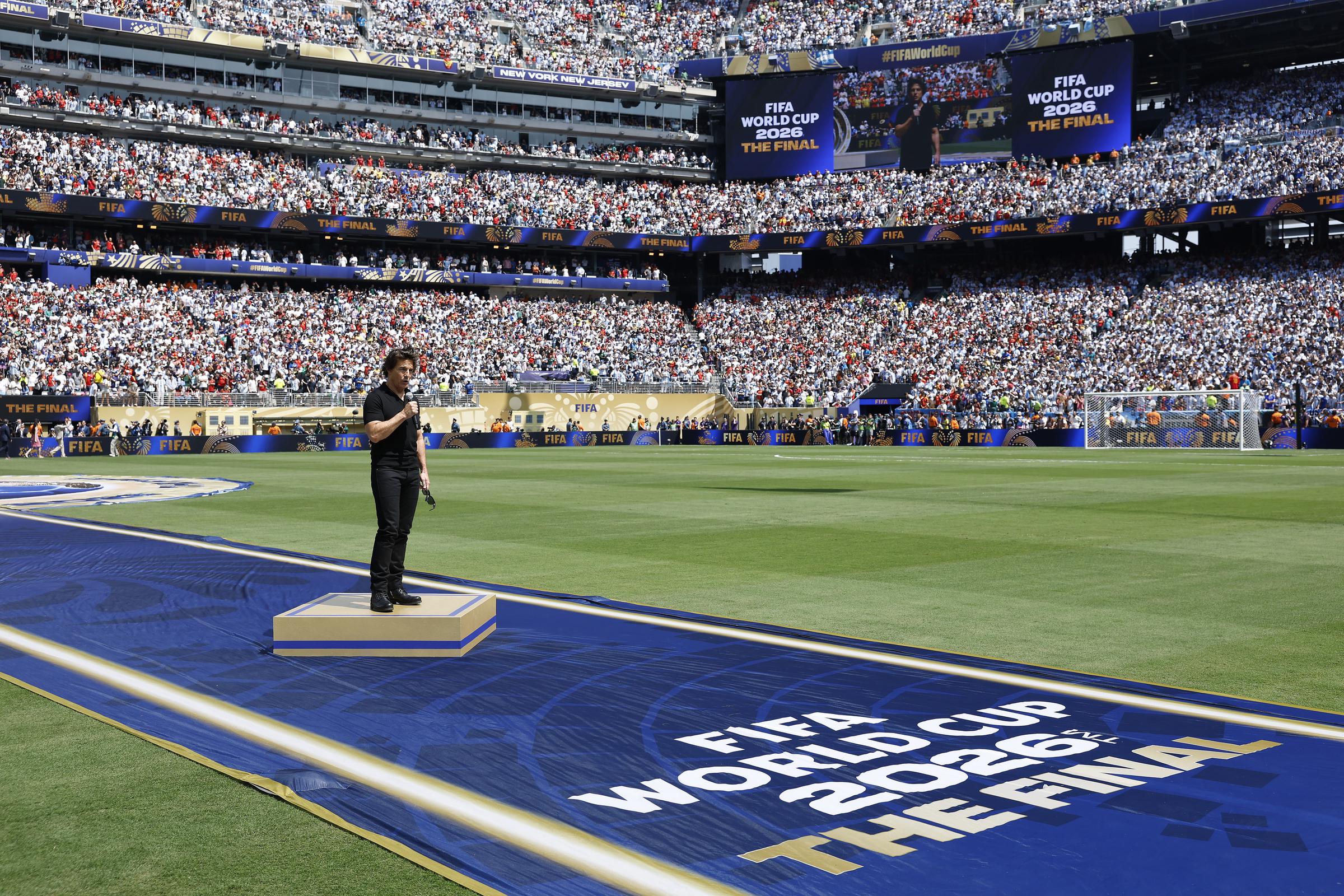 Le discours d'ouverture de Tom Cruise était censé mettre en avant la portée internationale du tournoi et l'esprit de solidarité qui y règne. Au lieu de ça, son utilisation répétée du mot "football" est devenue un sujet de discussion inattendu en ligne. | Source : Getty Images