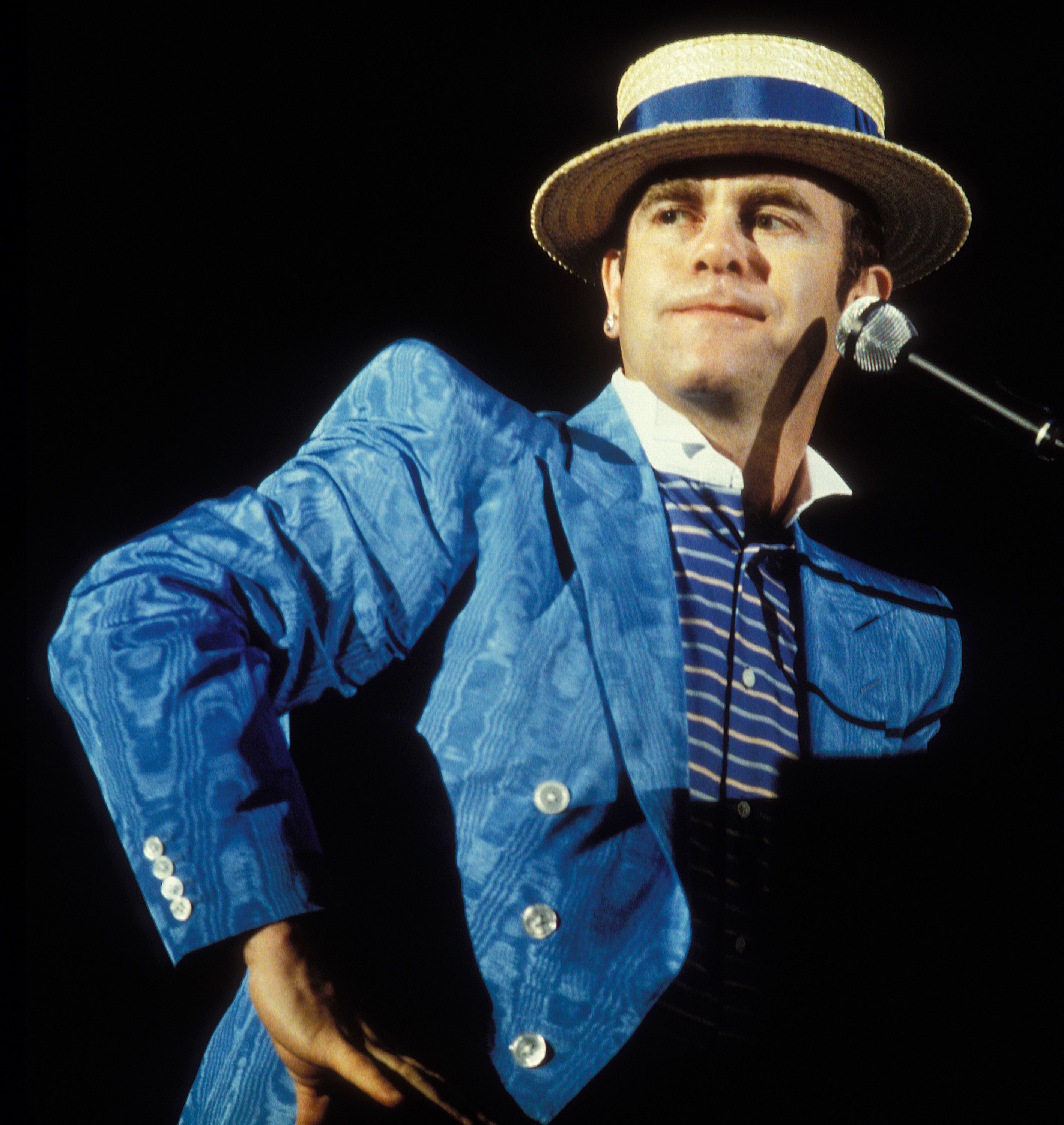 Elton John donne un concert le 26 août 1984 à Irvine, en Californie. | Source : Getty Images