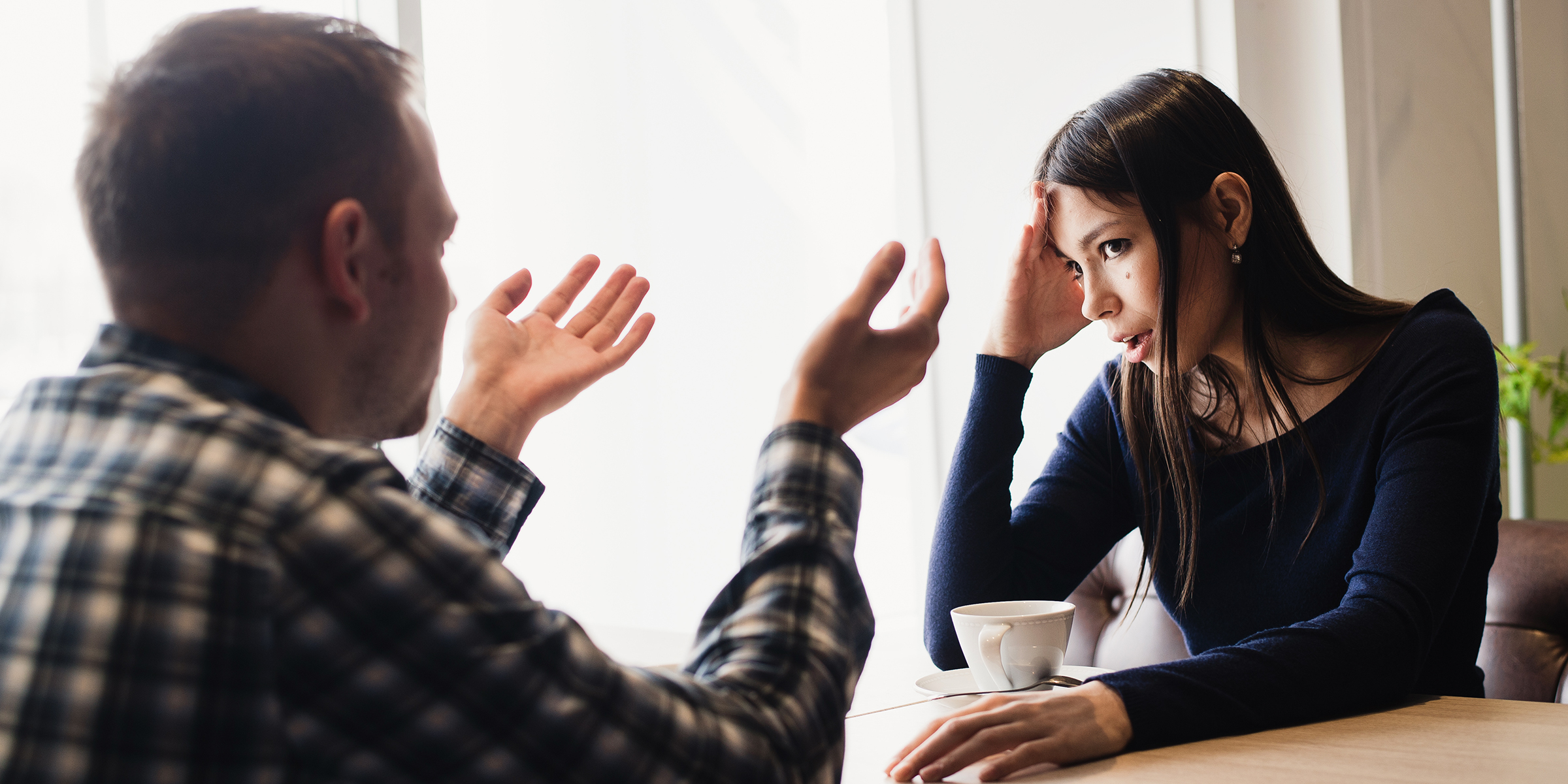 Un homme et une femme qui discutent | Source : Shutterstock