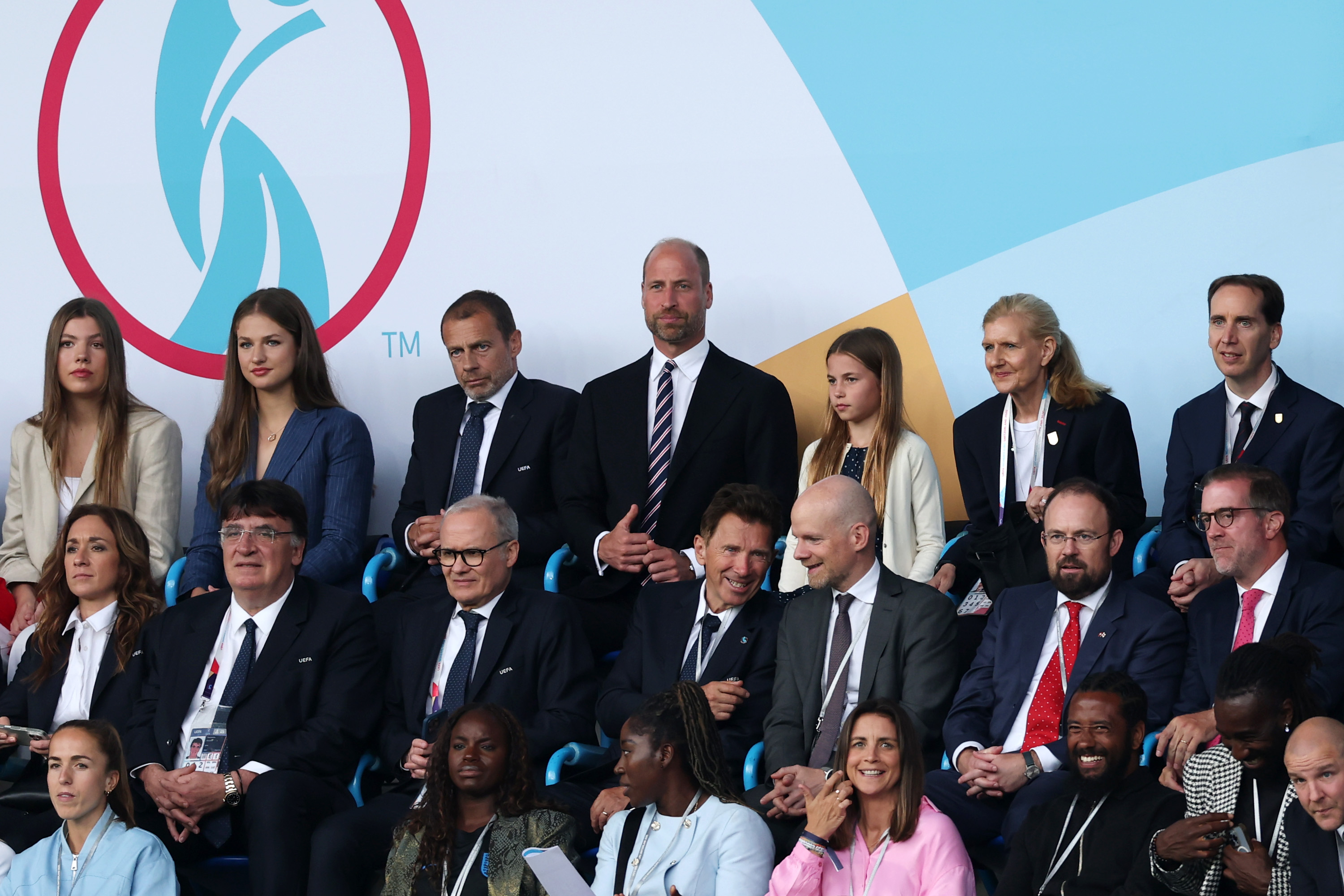 Le prince William et la princesse Charlotte rejoignent la princesse Sofia d'Espagne, le président de l'UEFA, Aleksander Ceferin, et d'autres dignitaires lors du match de la finale de l'EURO féminin de l'UEFA qui s'est déroulé en Suisse le 27 juillet 2025 | Source : Getty Images