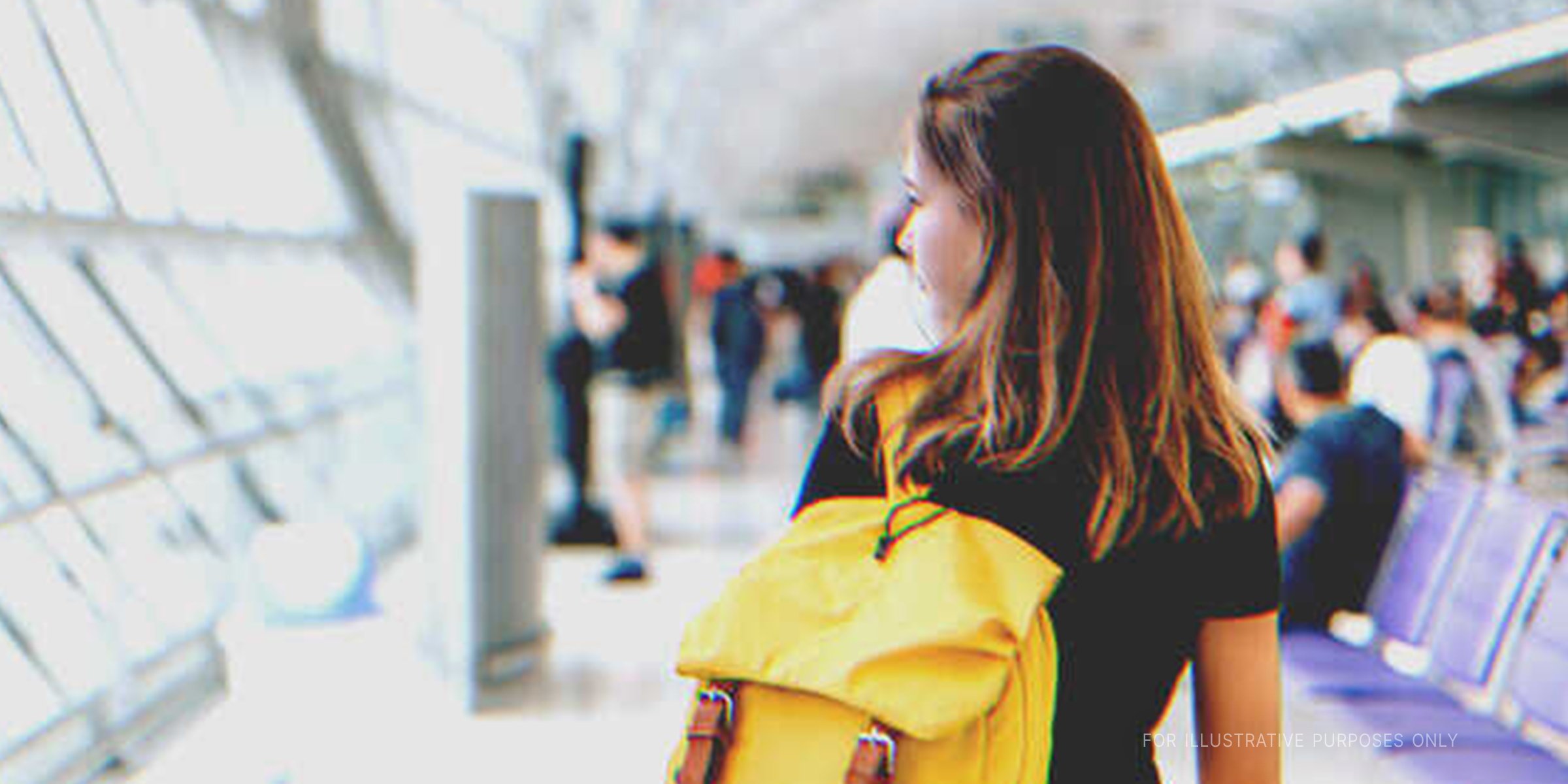 Une jeune fille portant un sac à dos | Source : Shutterstock