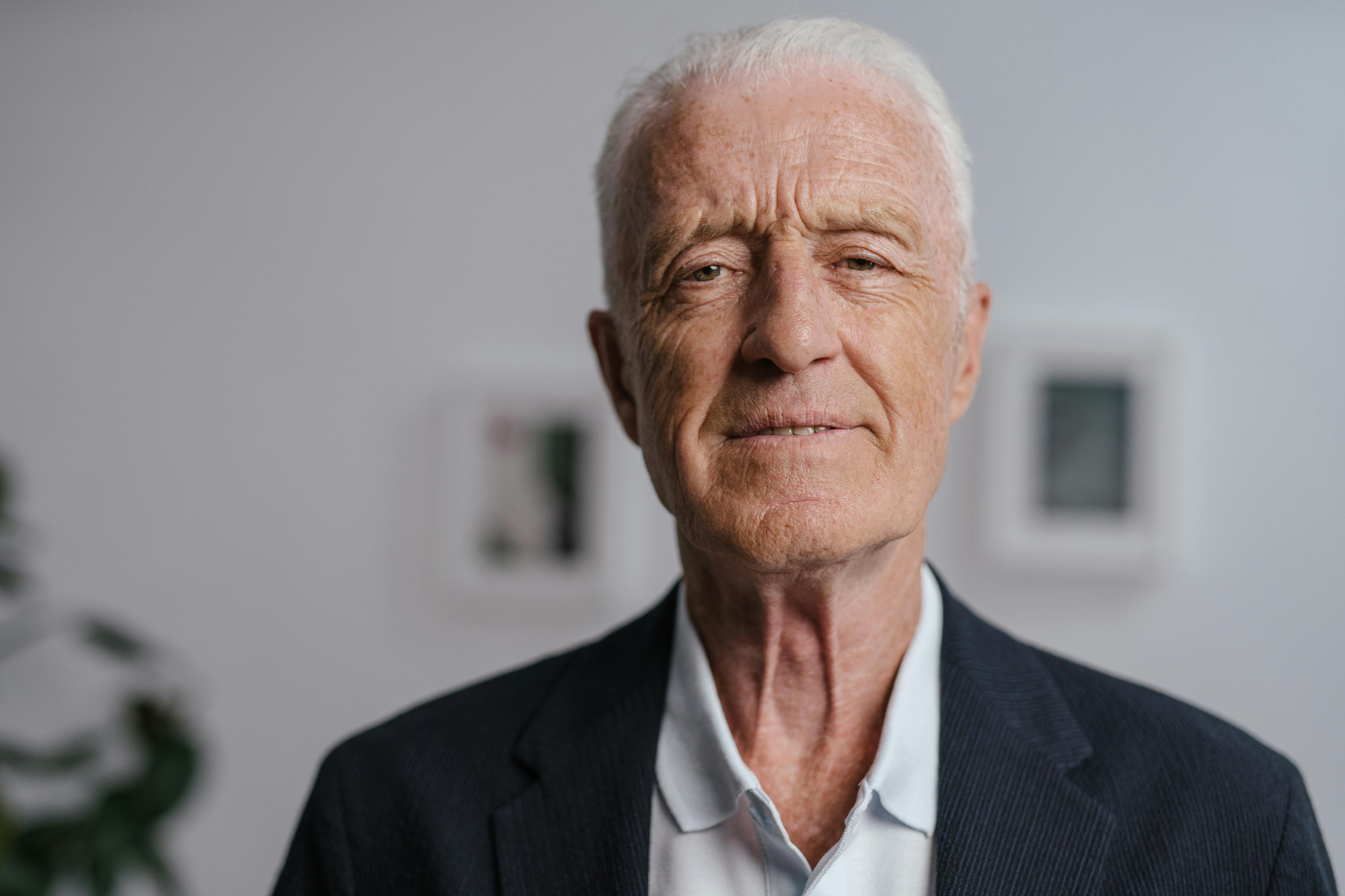 Un homme sérieux | Source : Pexels