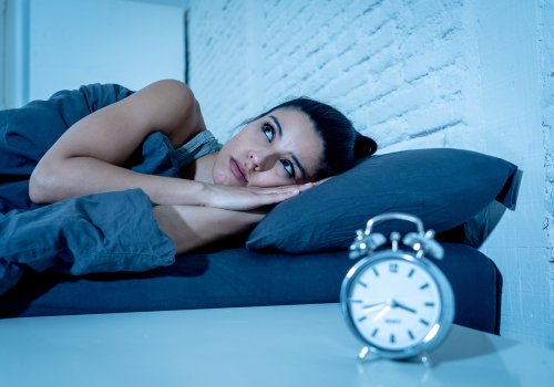 Une femme qui essaie de dormir dans la nuit | Photo : Shutterstock.