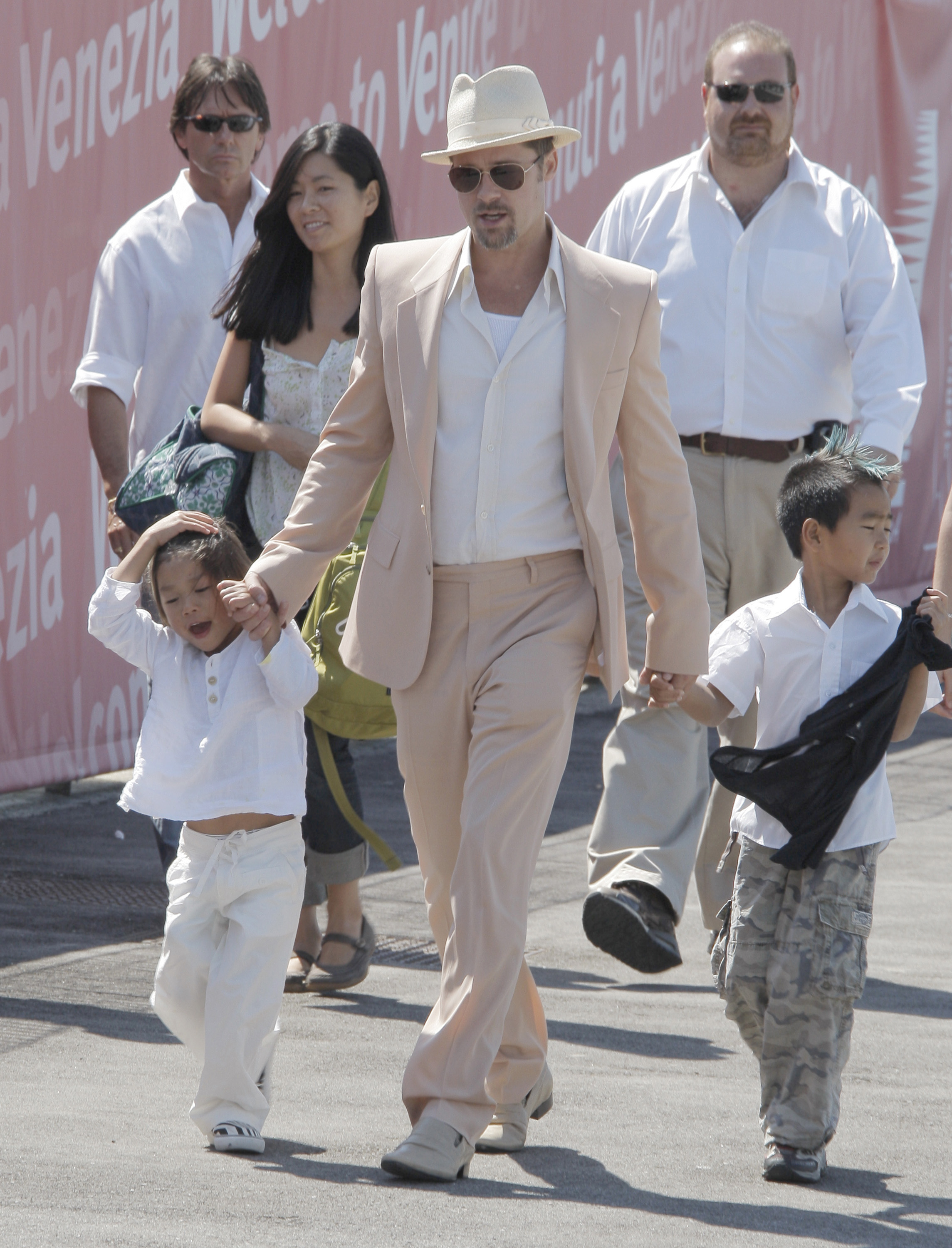 Brad Pitt et ses fils adoptifs Pax Thien Jolie-Pitt et Maddox Jolie-Pitt quittant Venise après un séjour au Festival du film de Venise le 28 août 2008 à Venise (Italie) : Getty Images