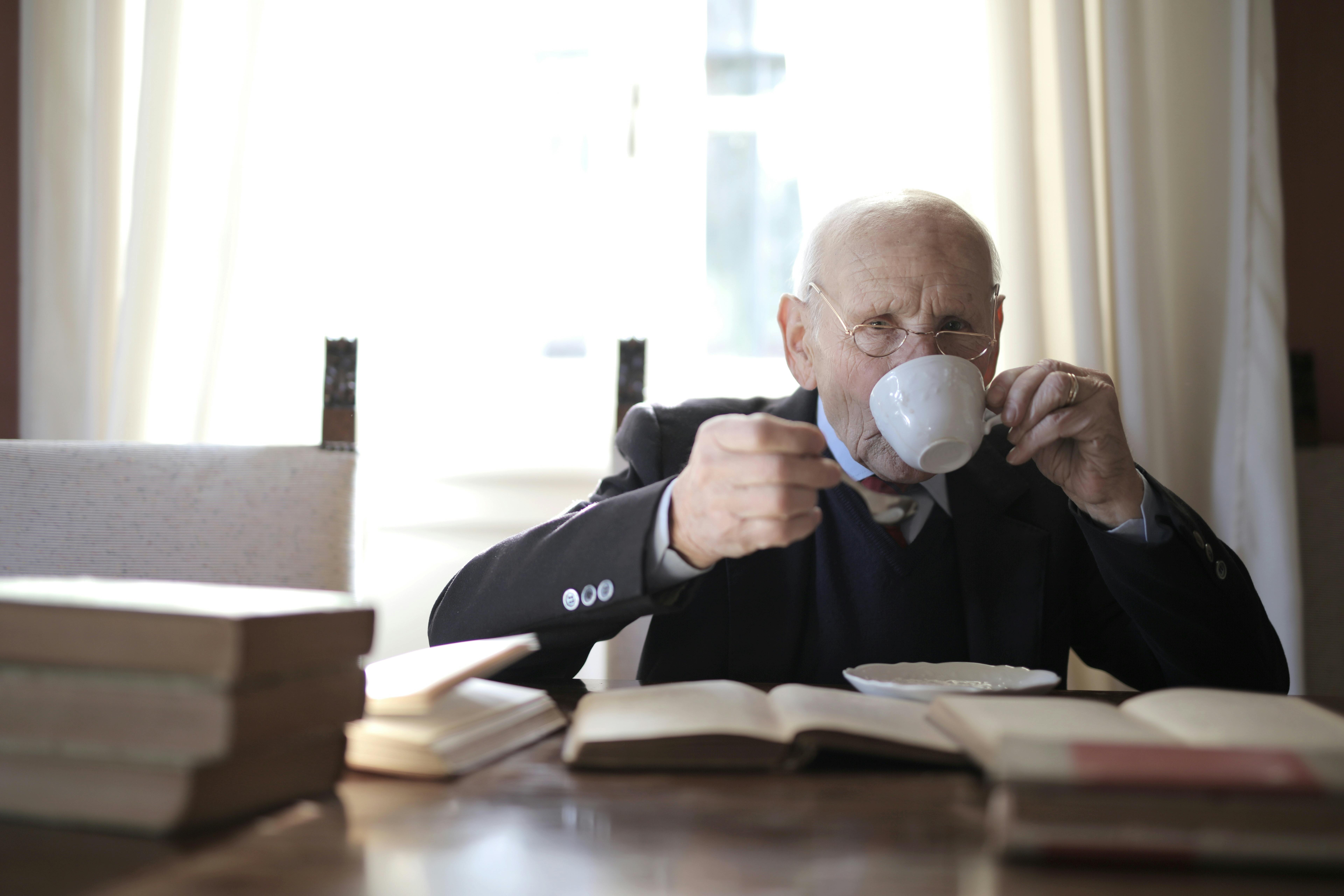 Un homme âgé qui boit du café | Source : Pexels