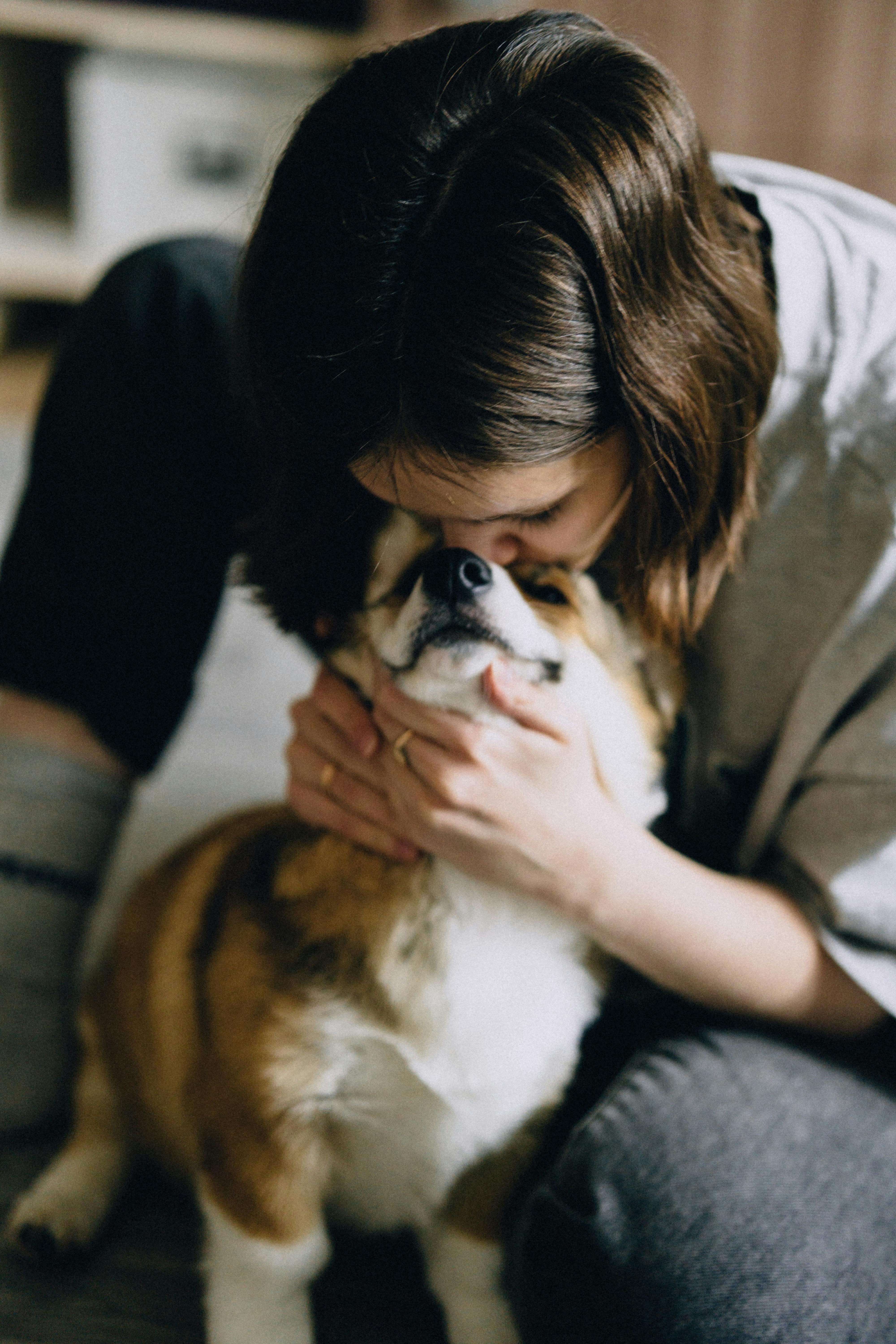 Une femme se lie avec sa chienne | Source :  Midjourney