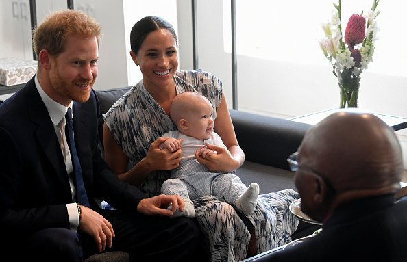 Le prince Harry, Meghan et leur fils Archie à la Desmond & Leah Tutu Legacy Foundation. | Source : Getty Images