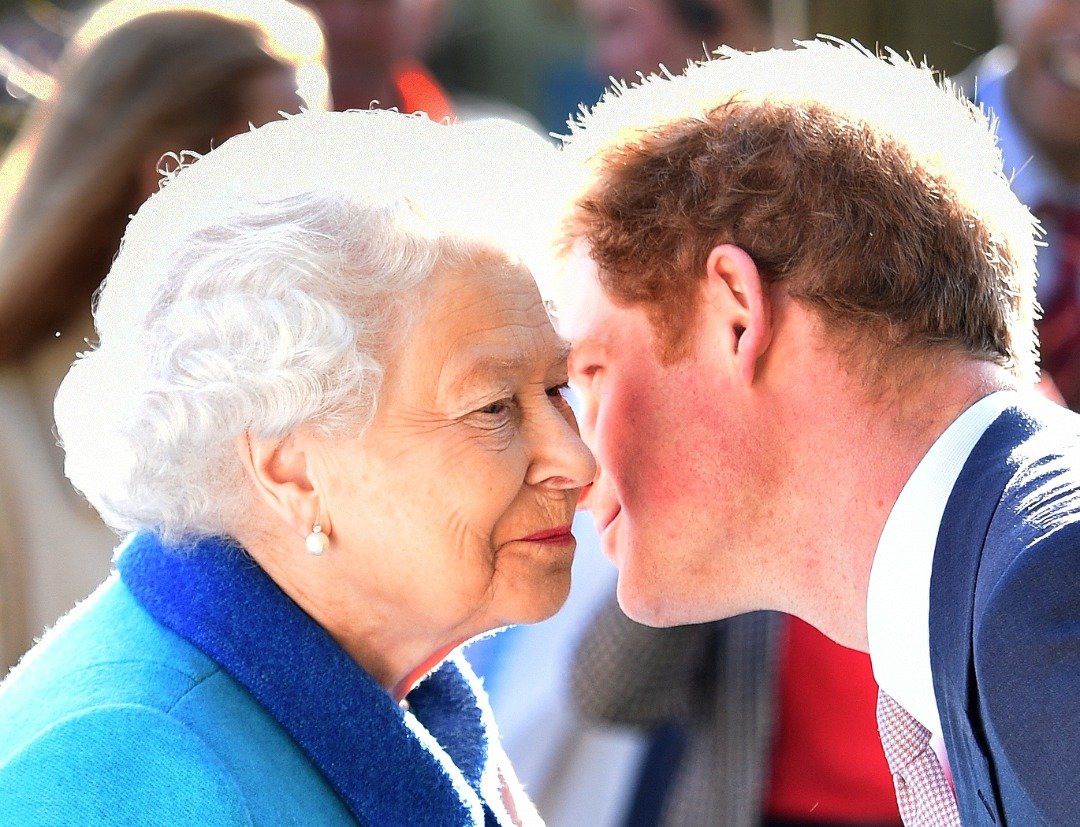 La reine Elizabeth II et le prince Harry lors de l'exposition annuelle de fleurs de Chelsea au Royal Hospital Chelsea, le 18 mai 2015 à Londres, en Angleterre | Source : Getty Images