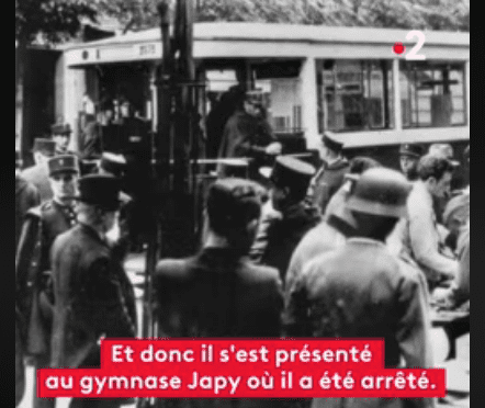 Capture d'écran de l'arrestation du grand-pere Michel Cymes dans le documentaire "Histoires d'une nation". | Facebook/France 2