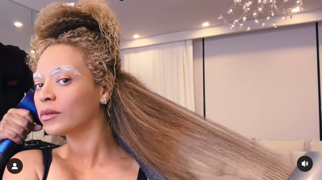 Beyoncé aidant à repasser ses cheveux blonds dans une vidéo partagée en avril 2024. | Source : Instagram/beyonce