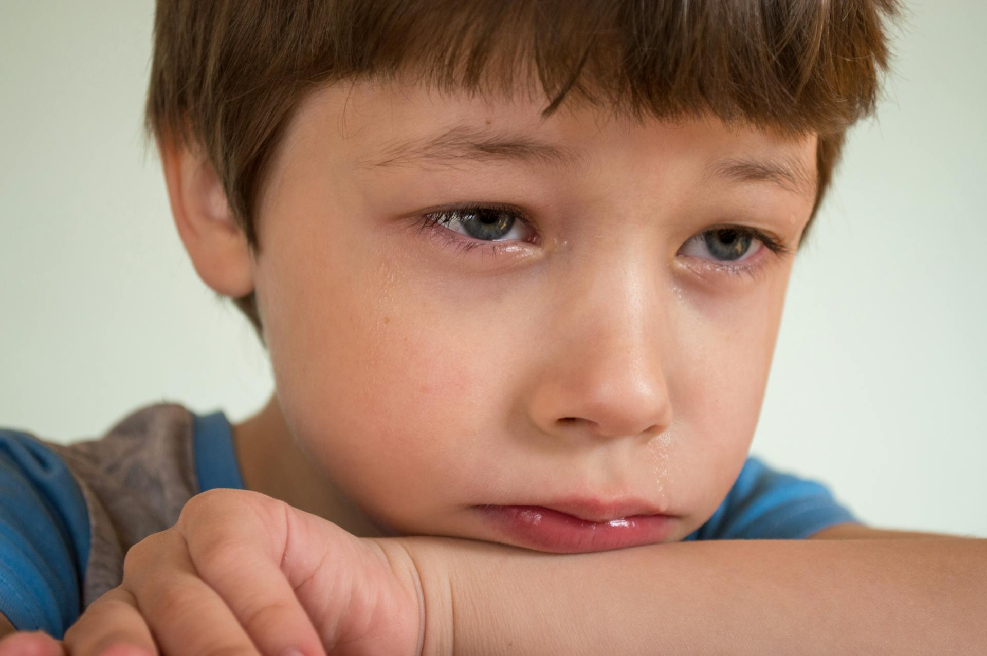 Un petit garçon triste | Source : Pexels