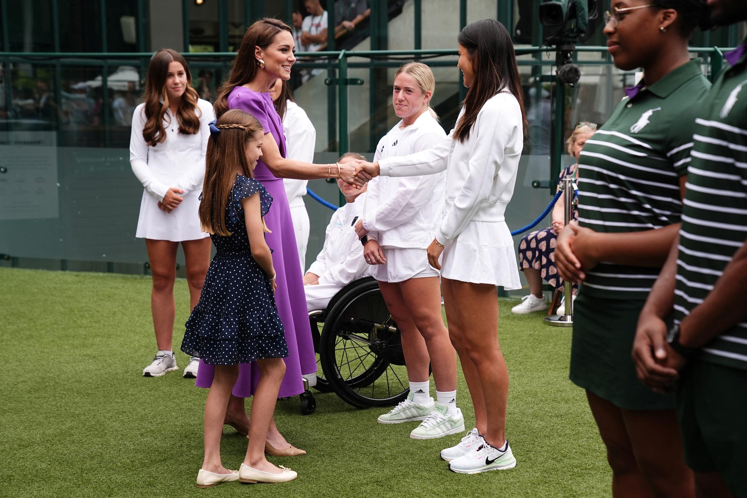 Kate Middleton et la princesse Charlotte saluent Emma Raducanu le 14 juillet 2024, à Londres, en Angleterre. | Source : Getty Images