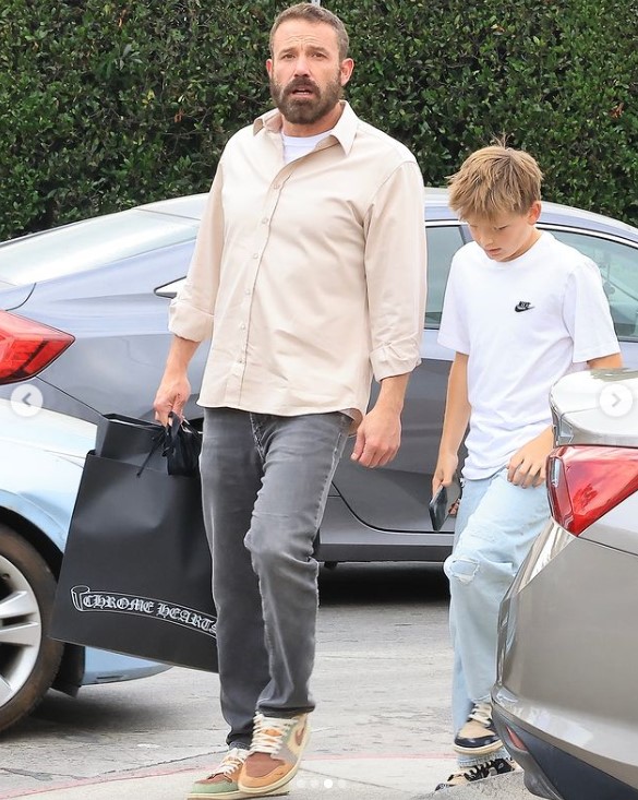 Ben et Samuel Affleck en pleine séance de shopping à Los Angeles dans un post mis en ligne le 3 novembre 2024 | Source : Instagram/la.gossiptv