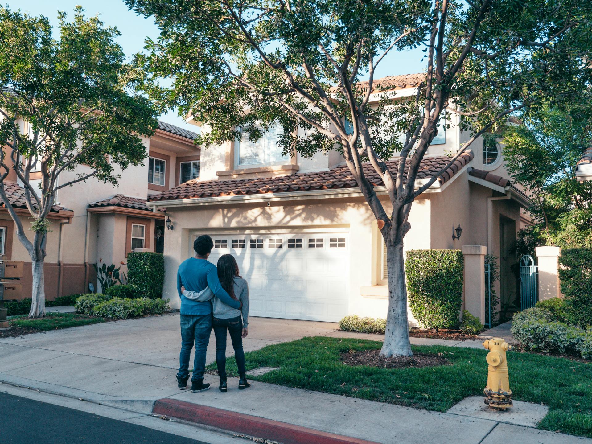 Un couple devant une maison | Source : Pexels