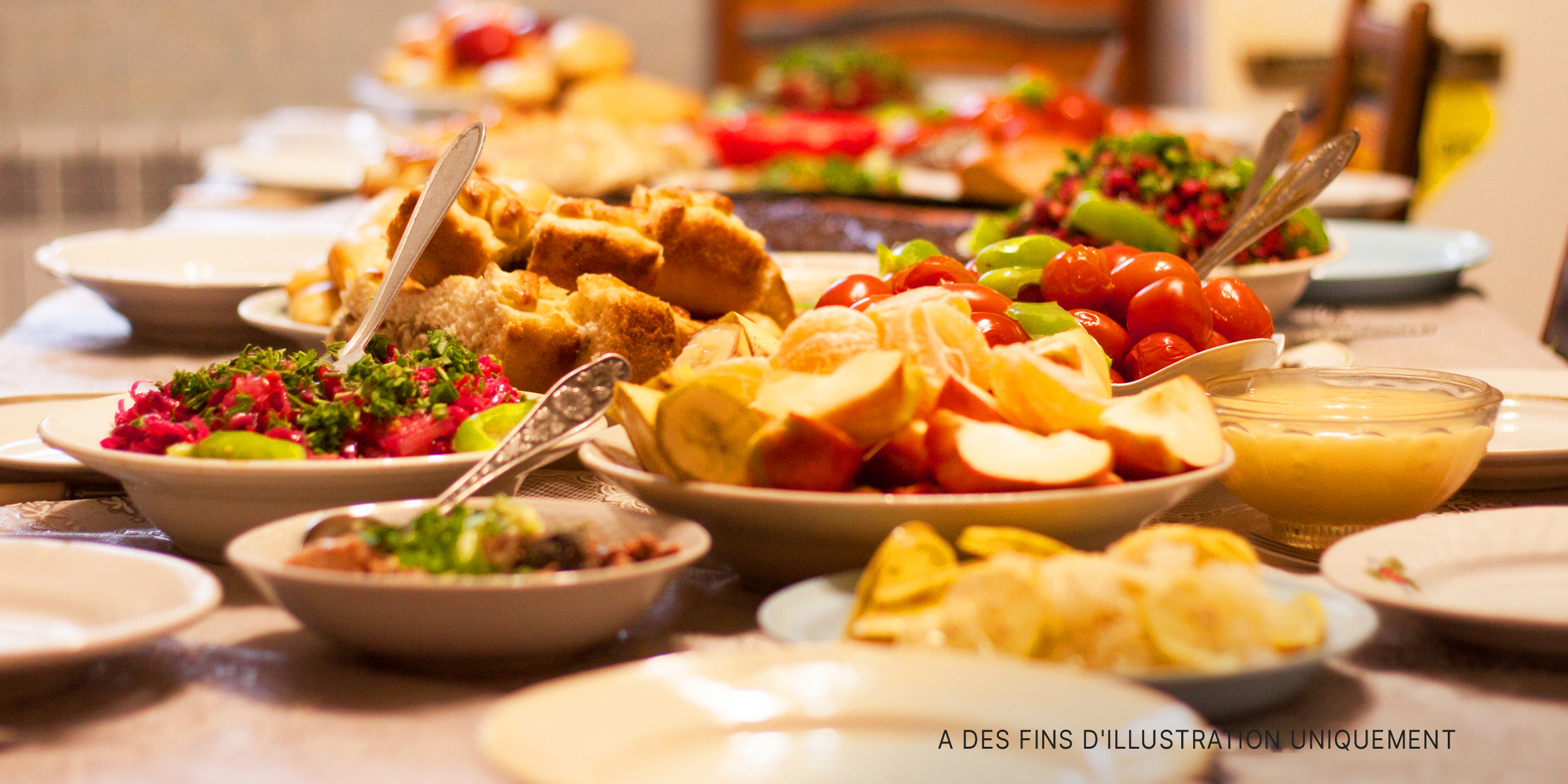Table pleine de nourriture | Source : Shutterstock