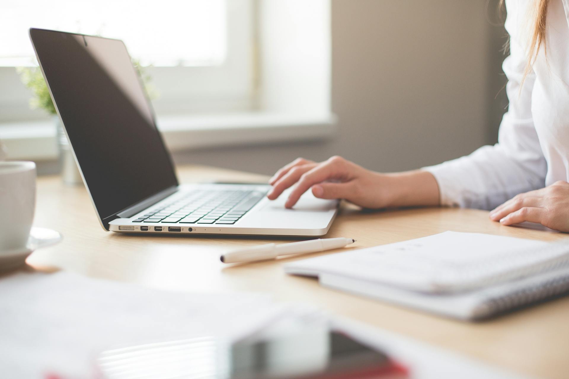 Une femme utilisant un ordinateur portable | Source : Pexels