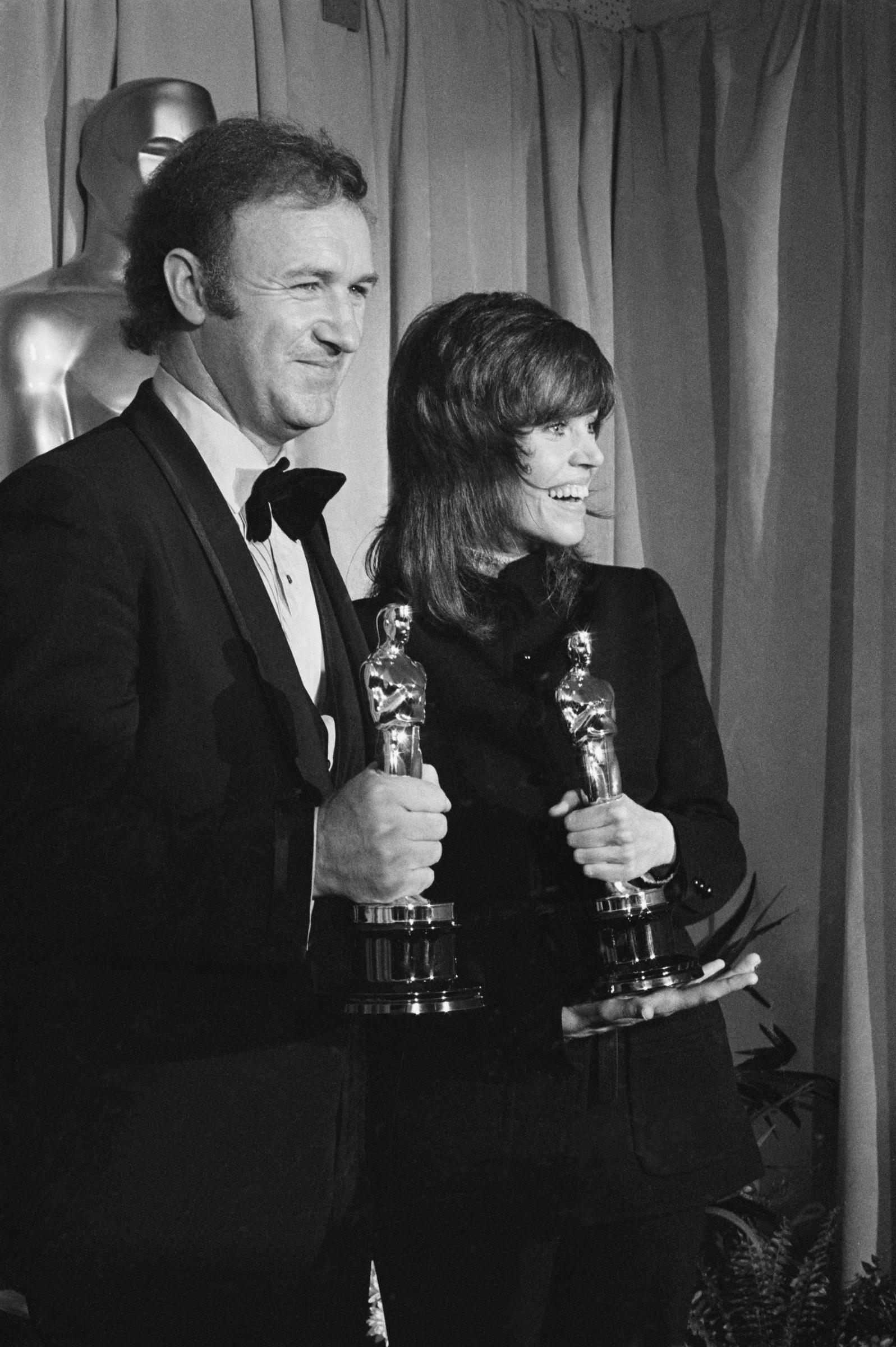 Gene Hackman et Jane Fonda tiennent leurs oscars lors de la 44e cérémonie des Oscars en 1972. | Source : Getty Images