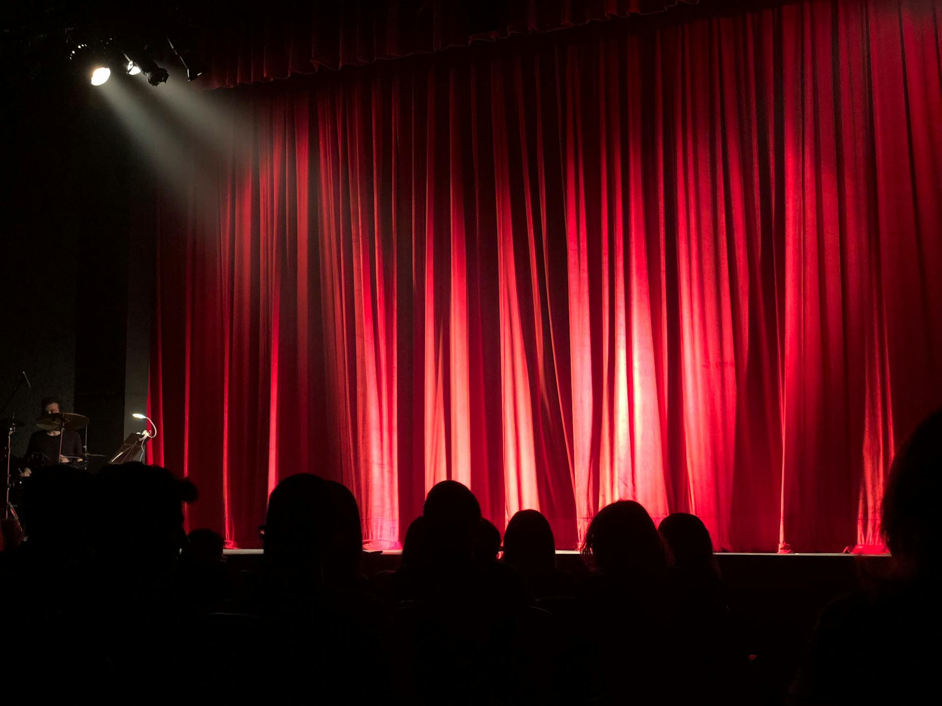Des personnes rassemblées dans un auditorium | Source : Pexels