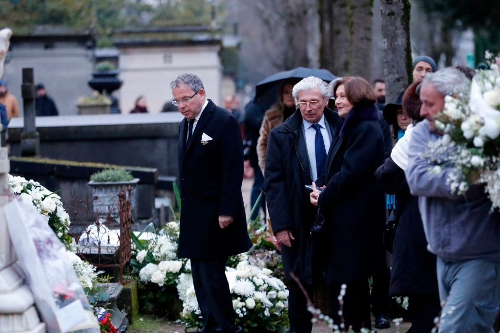 L'actrice française Macha Meril (à droite) devant la tombe de son défunt mari, le compositeur de musique français Michel Legrand lors de son enterrement au cimetière du Père Lachaise à Paris le 1er février 2019. | Photo : Getty Images