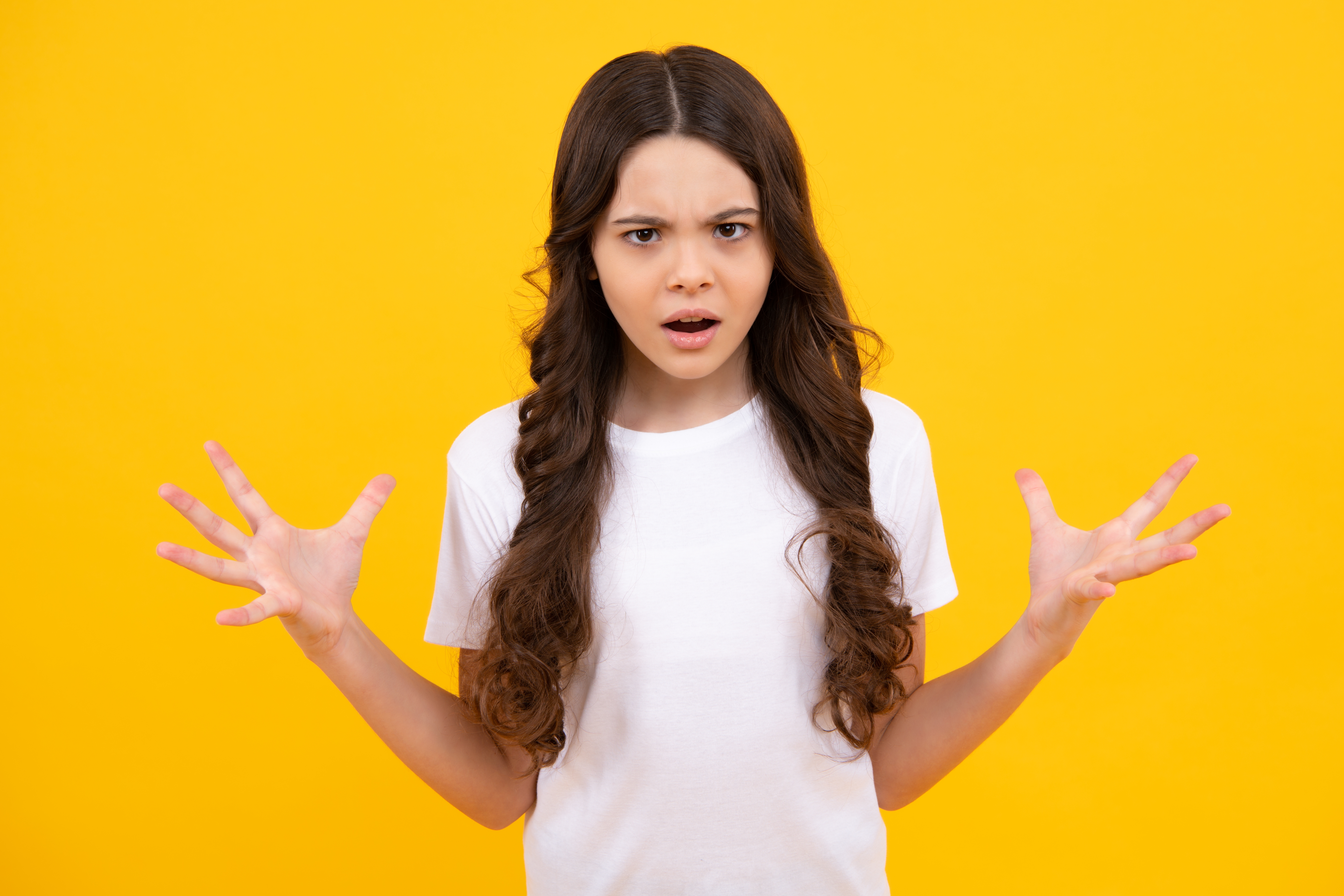 Une adolescente à l'air choqué et en colère | Source : Shutterstock