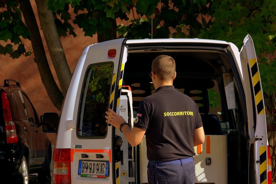 Un ambulancier qui ouvre la portière d'une voiture | Photo : Pixabay