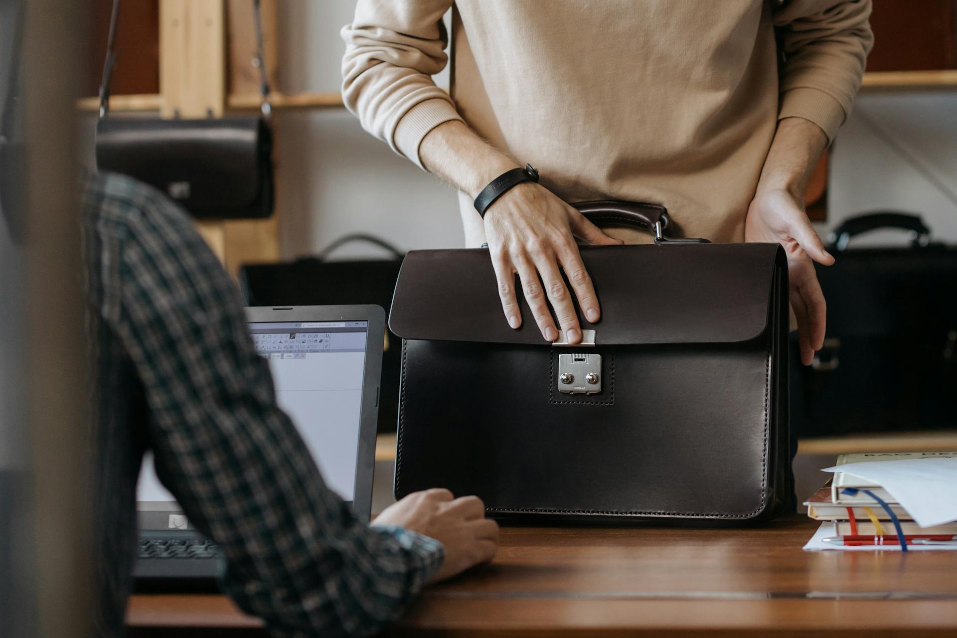 Homme posant sa mallette noire sur la table | Source : Pexels