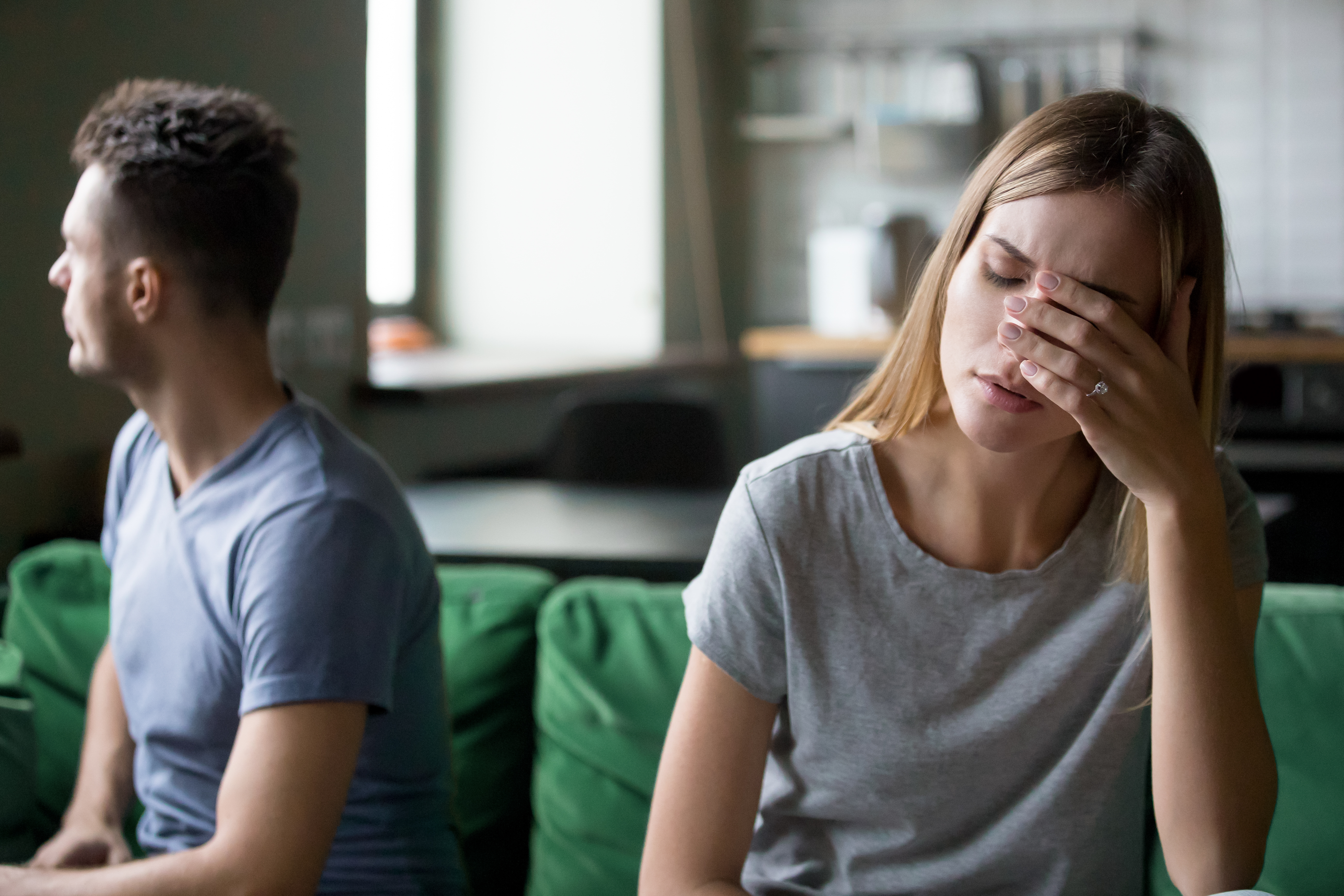 Une femme se sentant fatiguée et frustrée après une dispute avec son mari | Source : Shutterstock