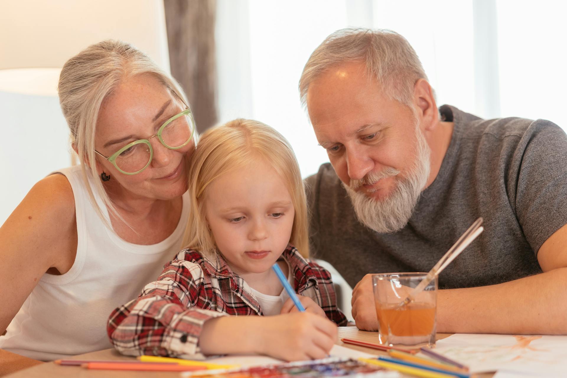 Une fille avec ses grands-parents | Source : Pexels