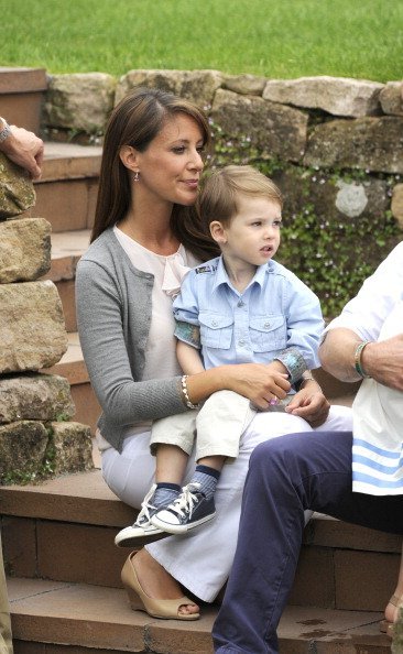La princesse Marie de Danemark et son fils le prince Henrik Carl Joachim Alain au château de Grasten. | Photo : Getty Images