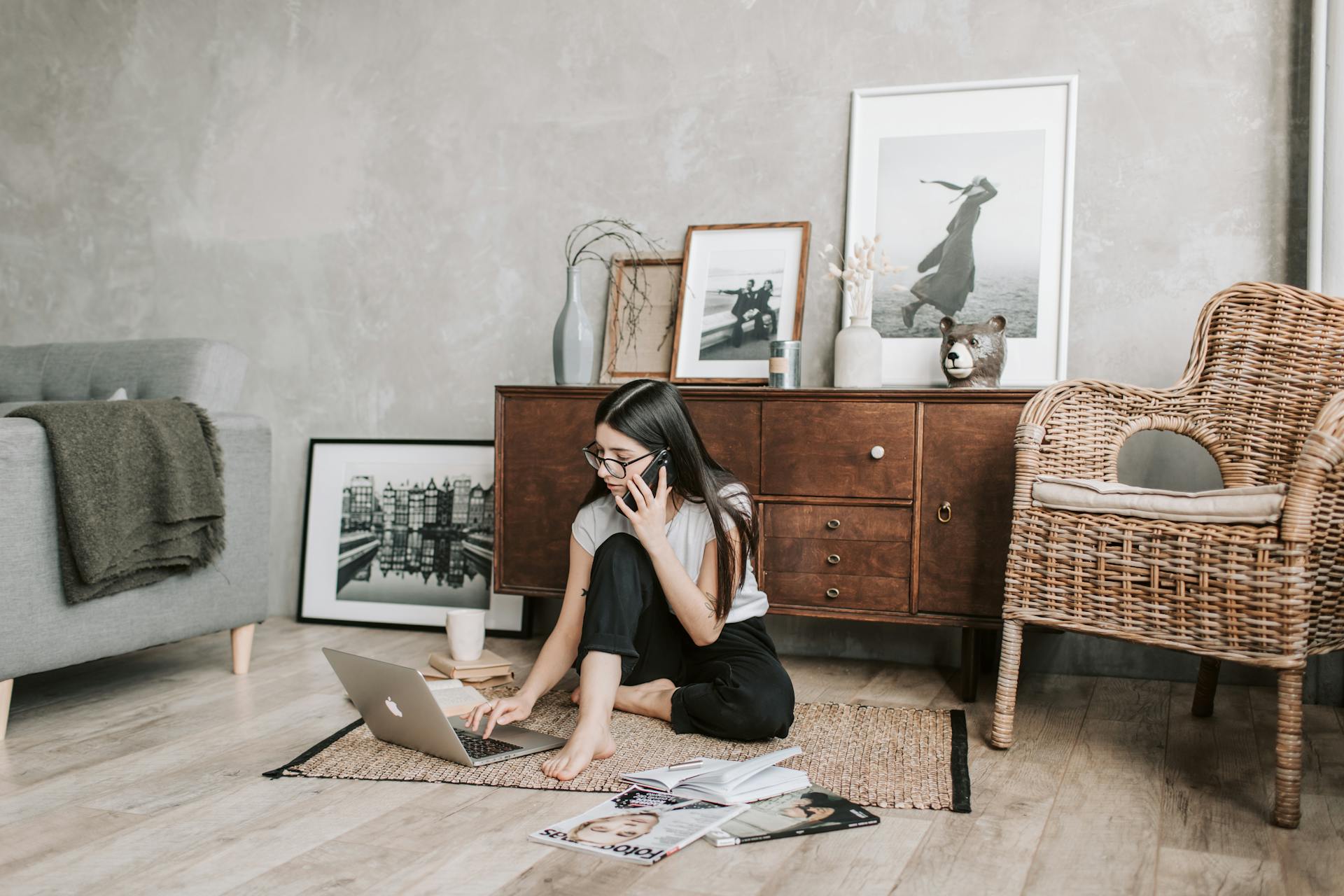 Une femme qui parle au téléphone | Source : Pexels