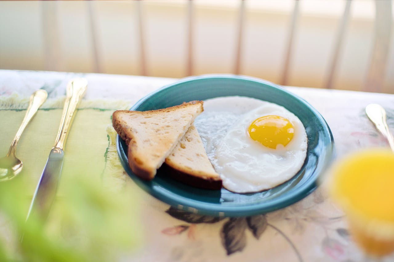 Une assiette d'œufs et de toasts sur une table | Source : Pexels