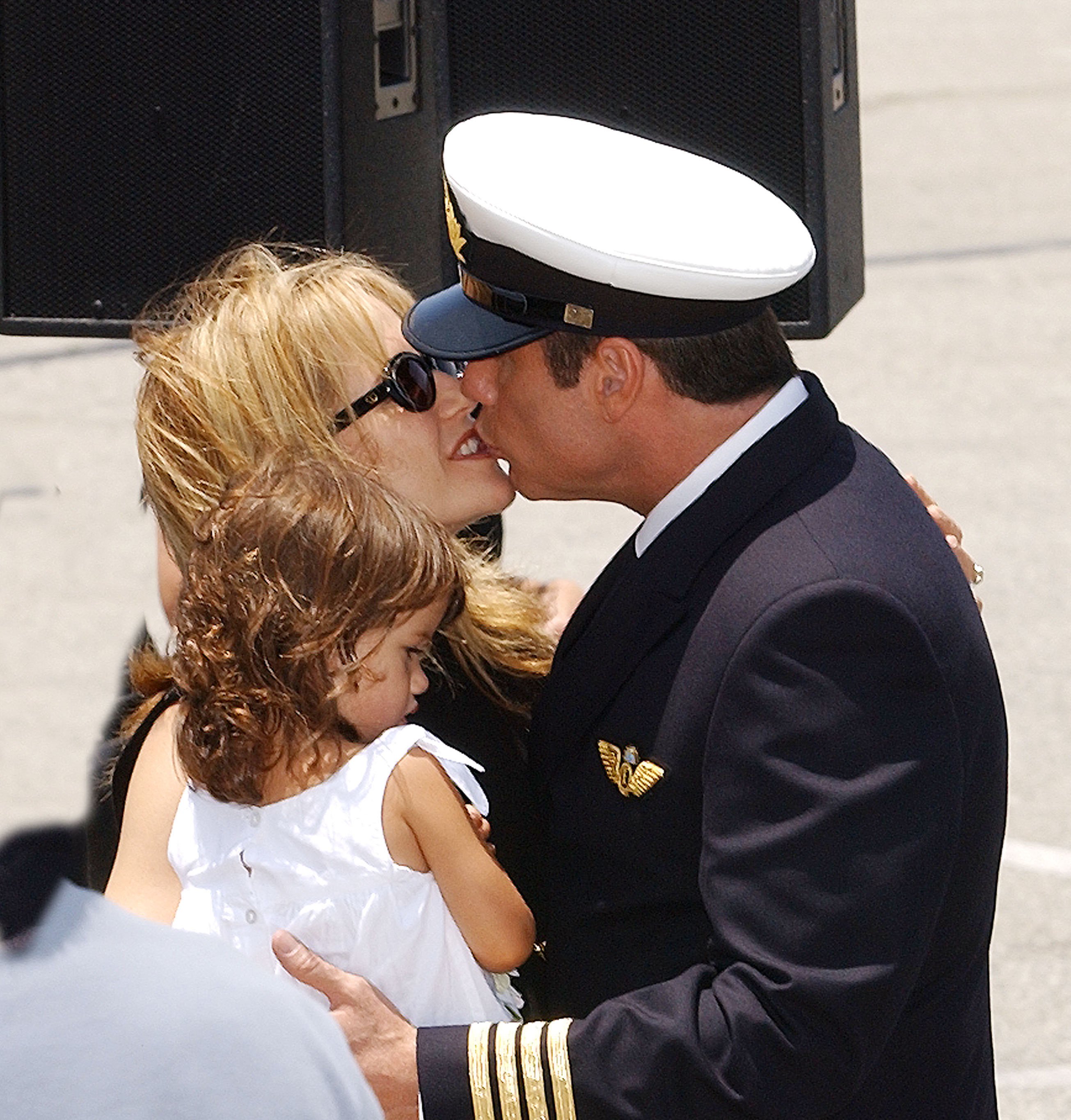 John Travolta avec sa femme Kelly Preston et sa fille Ella Bleu en 2002 | Source : Getty Images